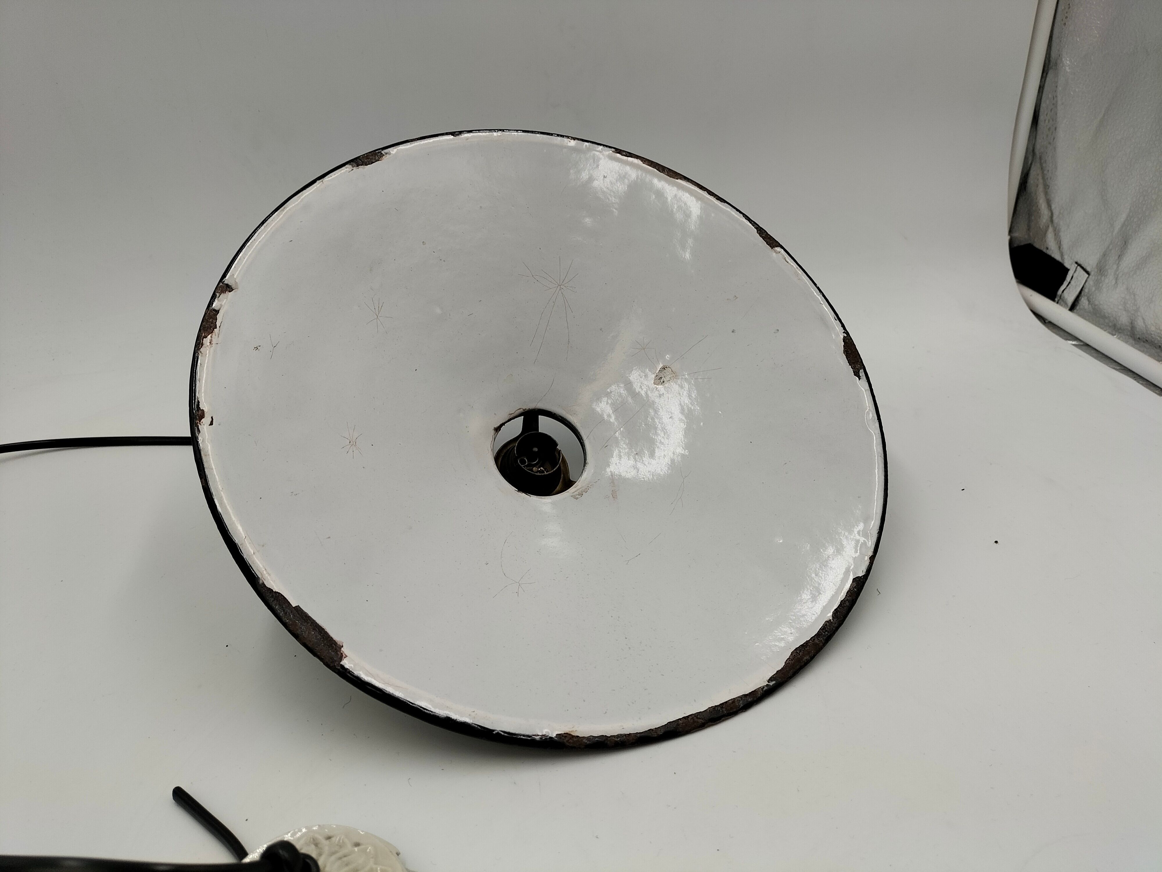 Enamelled sheet metal suspension