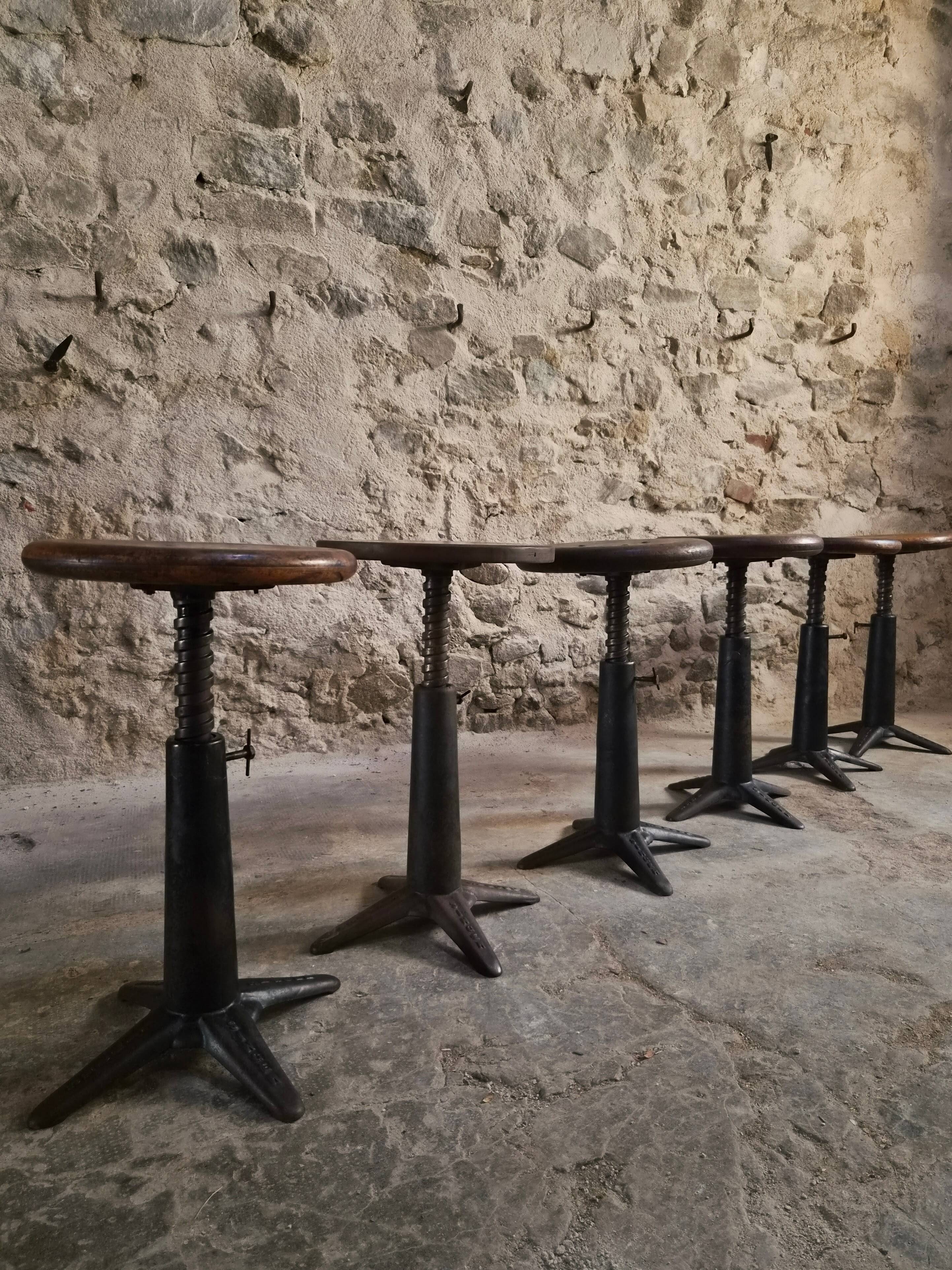 Ensemble de 6 tabourets industriels réglables Singer anciens, France, vers 1900–1930