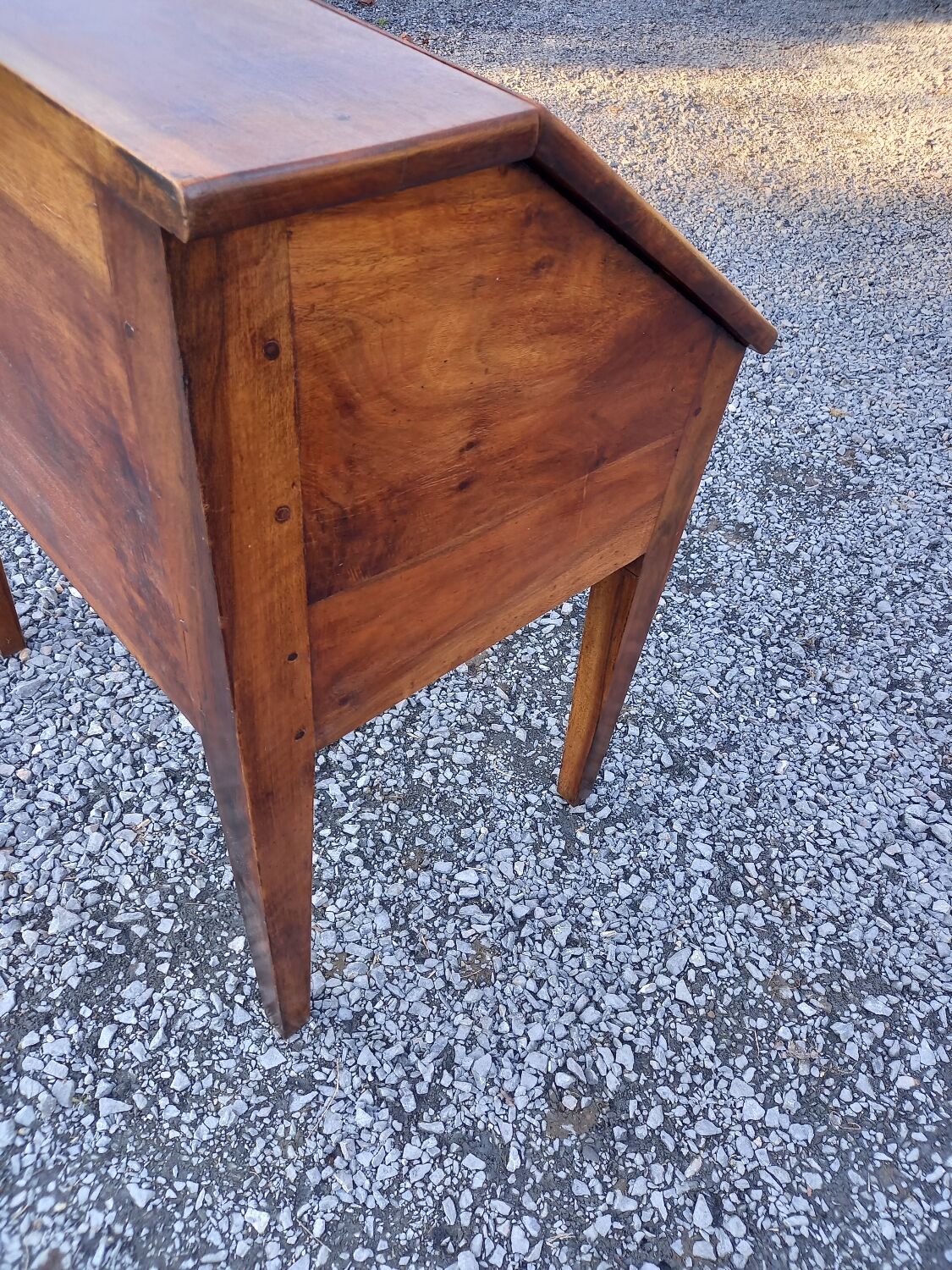 Speed bump desk Louis XVI