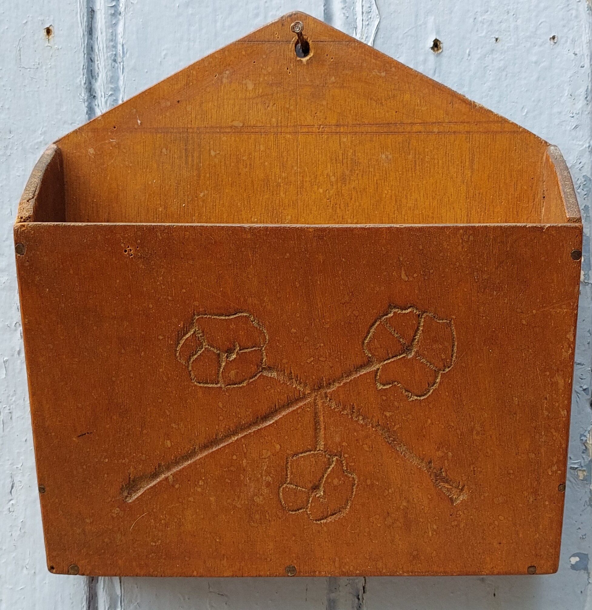 Wall shelf with letter holder