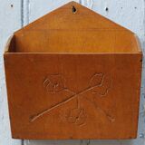 Wall shelf with letter holder