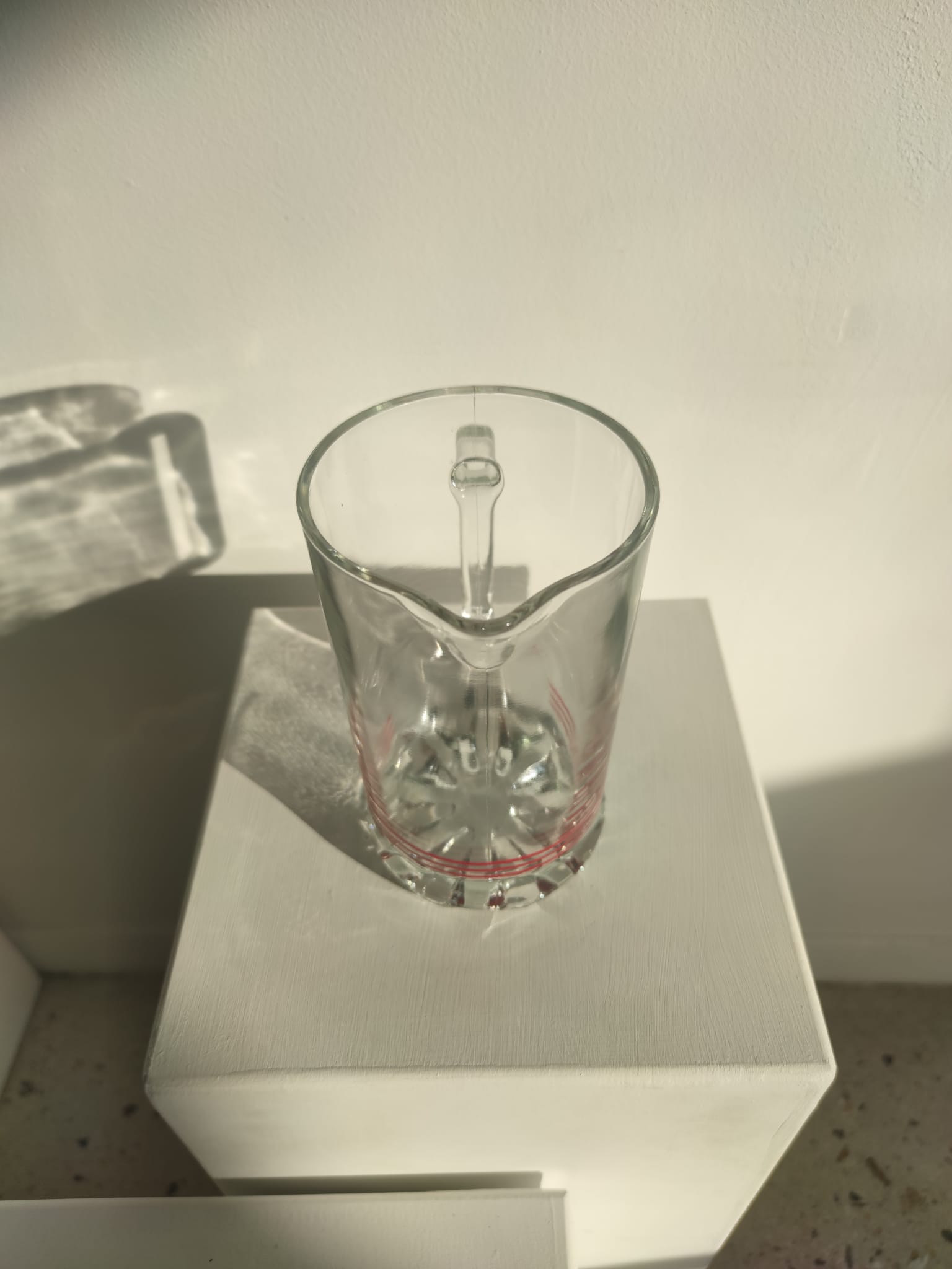 Pichet à orangeade italien vintage en verre à rayures rouges