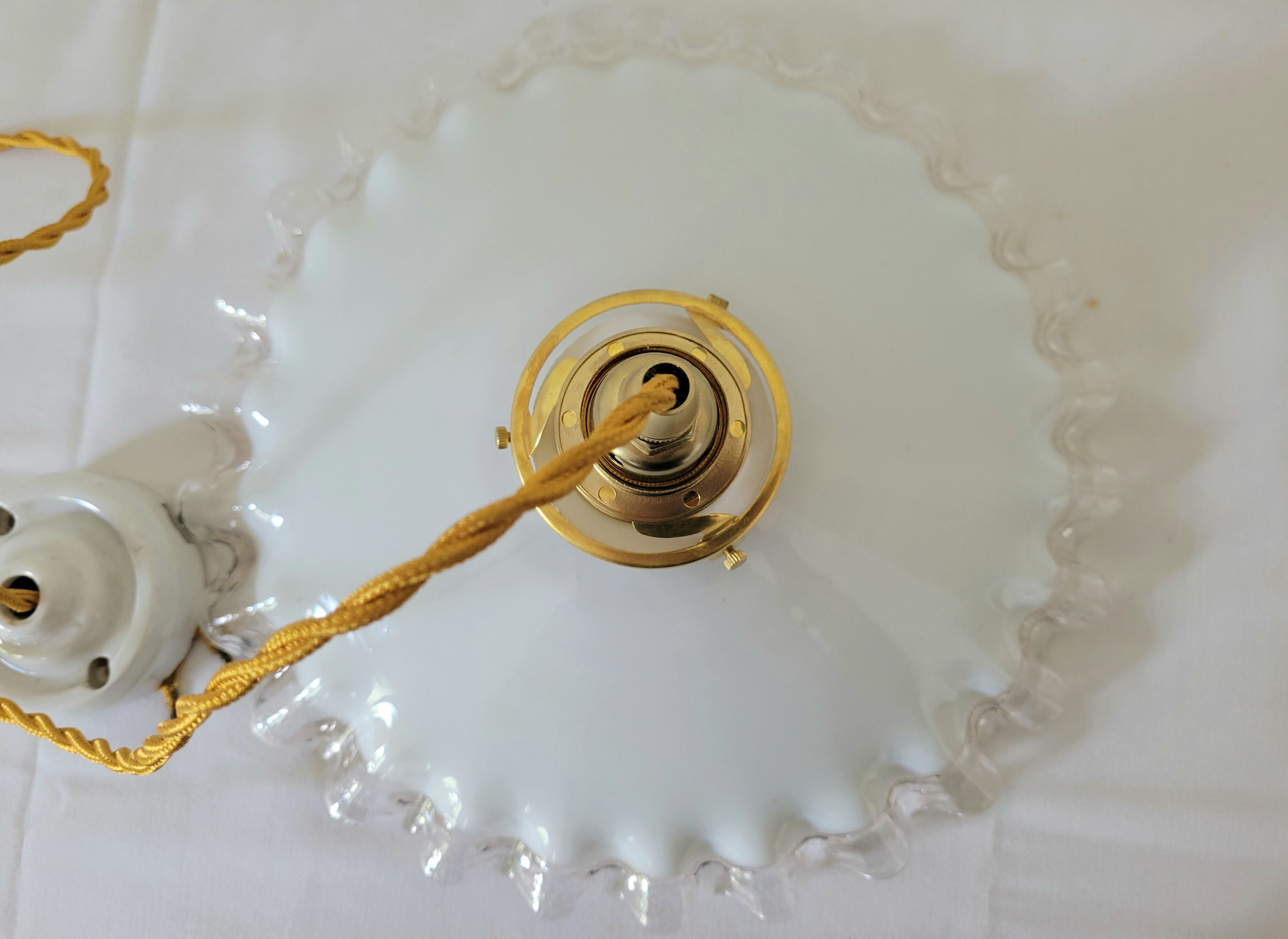 Serrated opaline suspension