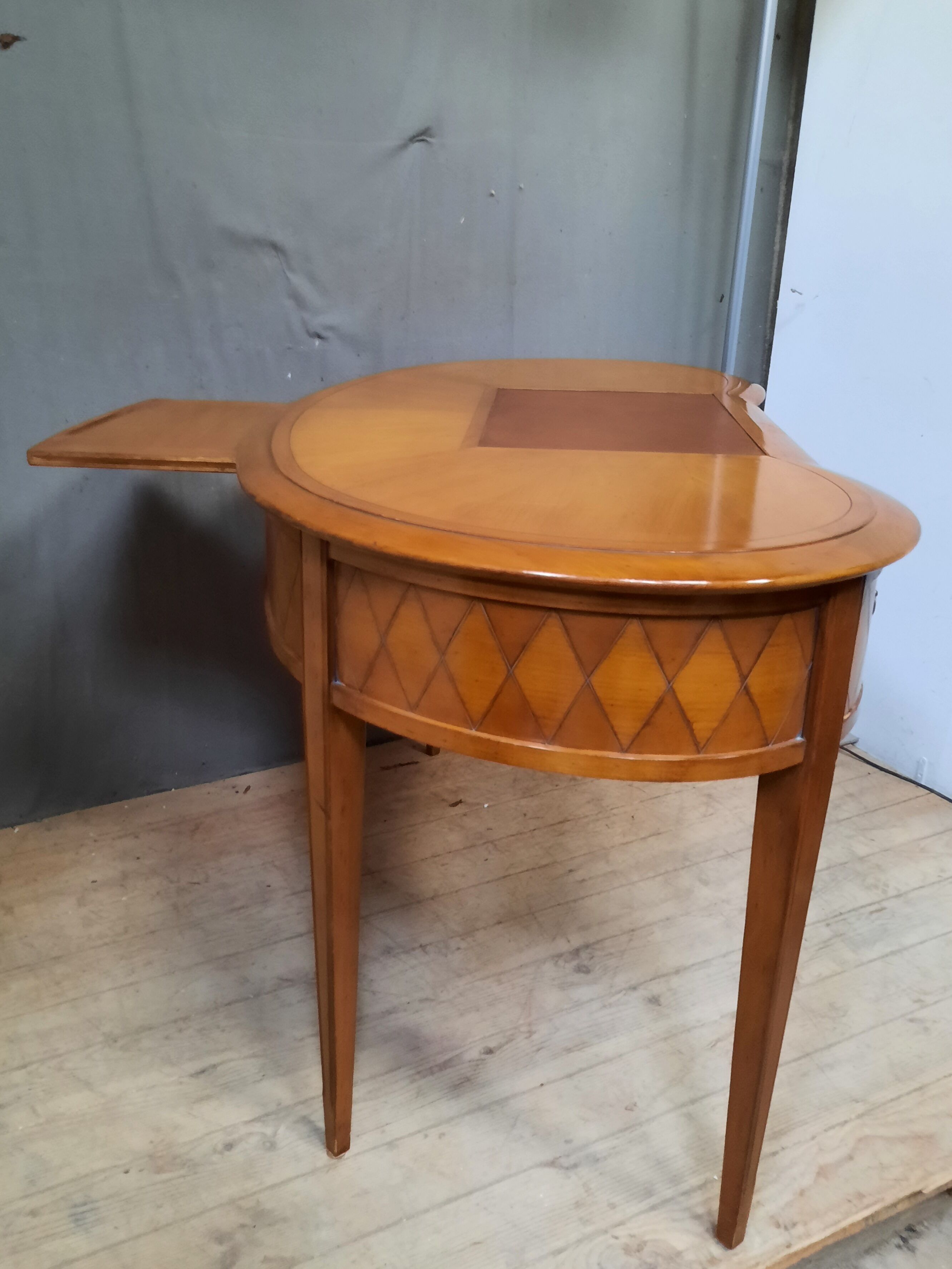 Repine-shaped burreau