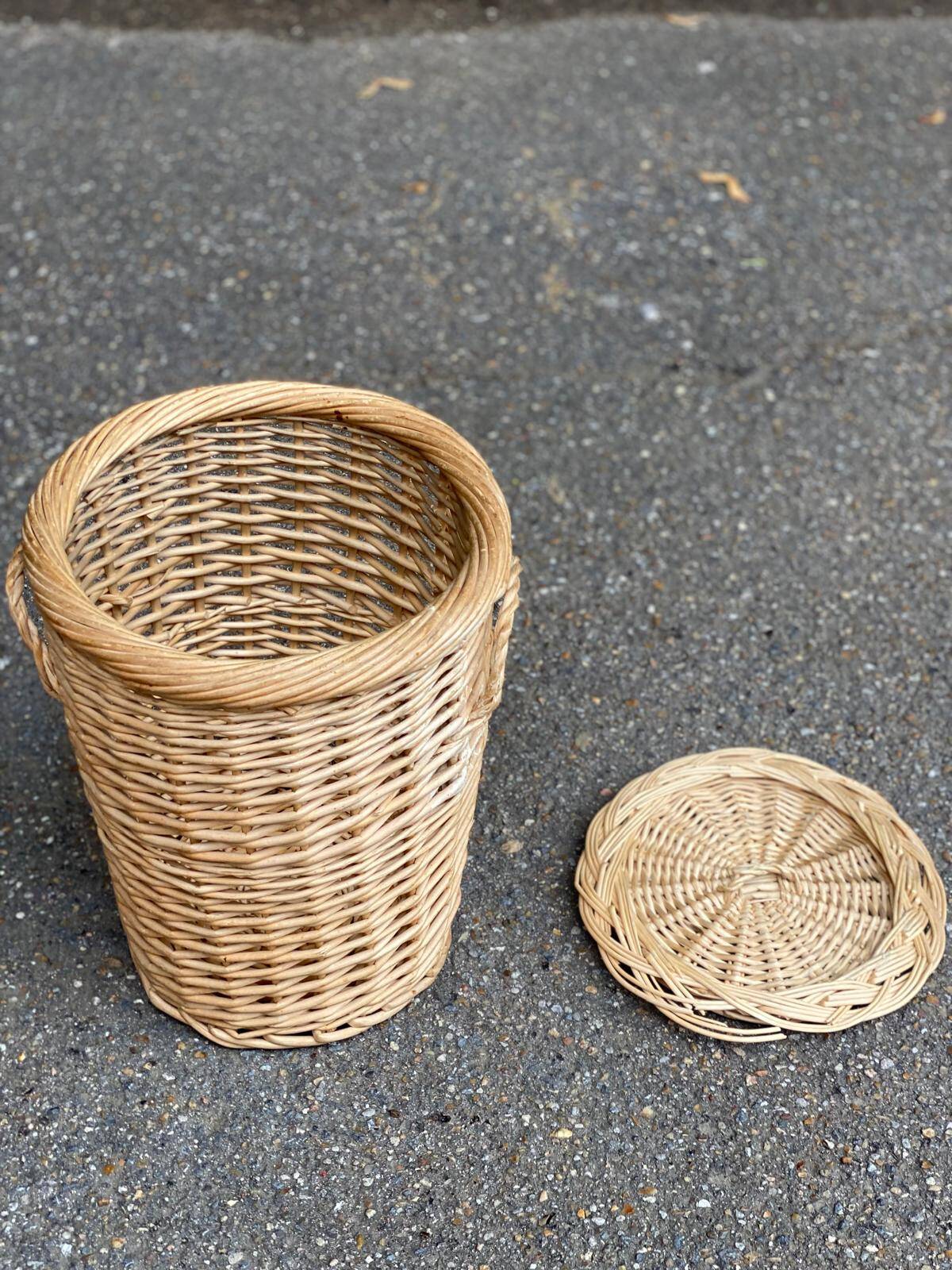 Woven laundry basket with lid made of rattan and round wicker
