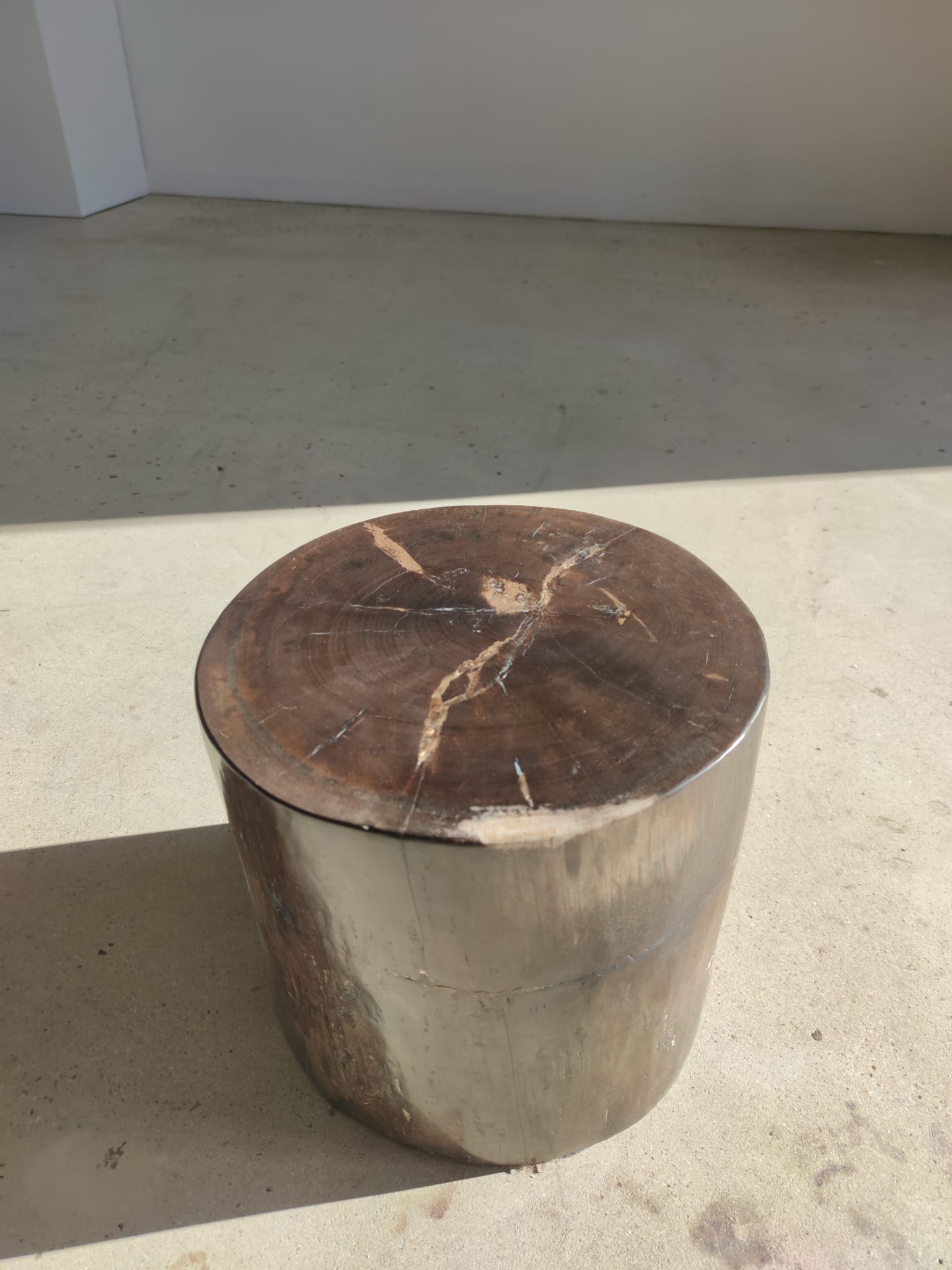 Table d'appoint en bois pétrifié couleur marron glacé - H:34cm D:35cm