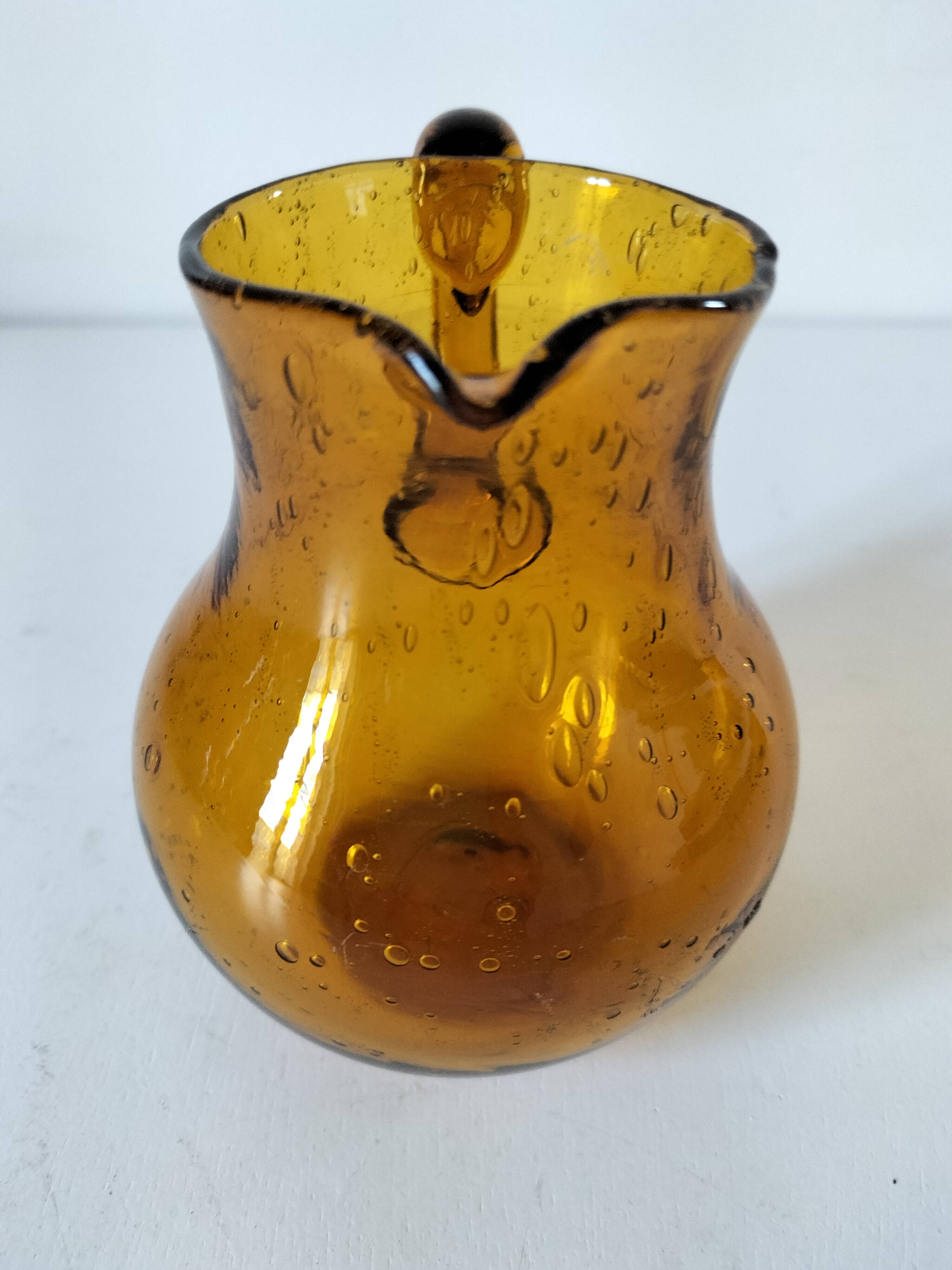 Petit pichet en verre bullé de Biot jaune doré