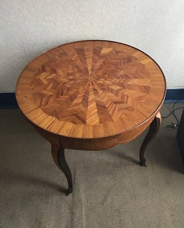 Round marquetry coffee table with curved legs in Louis XV style.