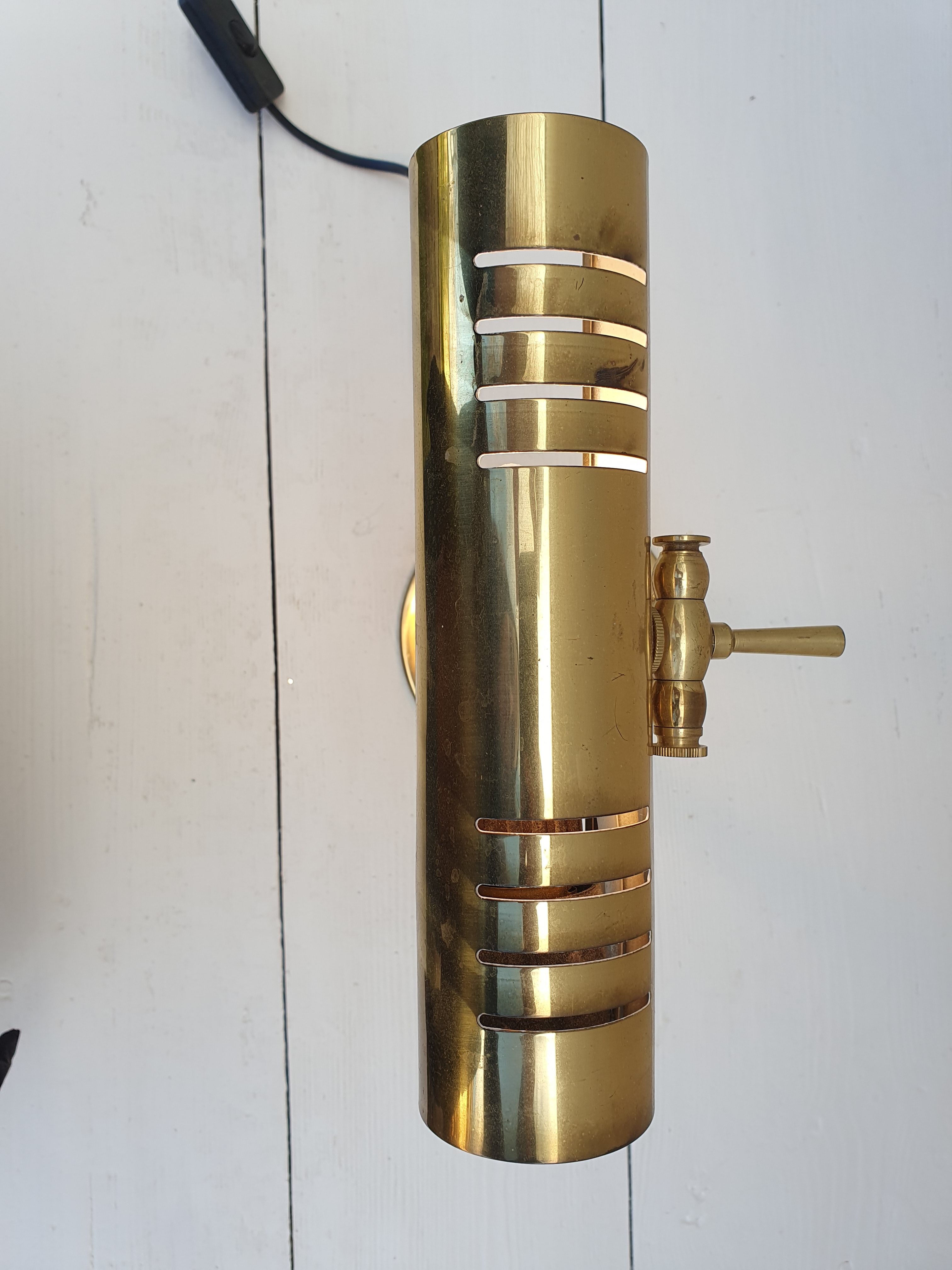 Banker's lamp to table