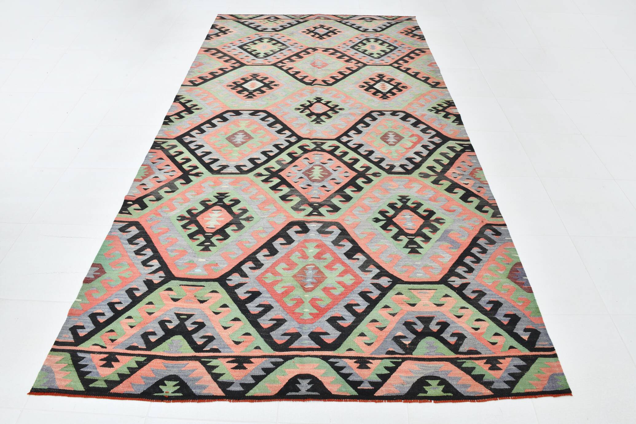 Tapis kilim graphique pastel – Un bijou artisanal pour une déco audacieuse