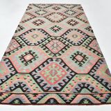 Tapis kilim graphique pastel – Un bijou artisanal pour une déco audacieuse