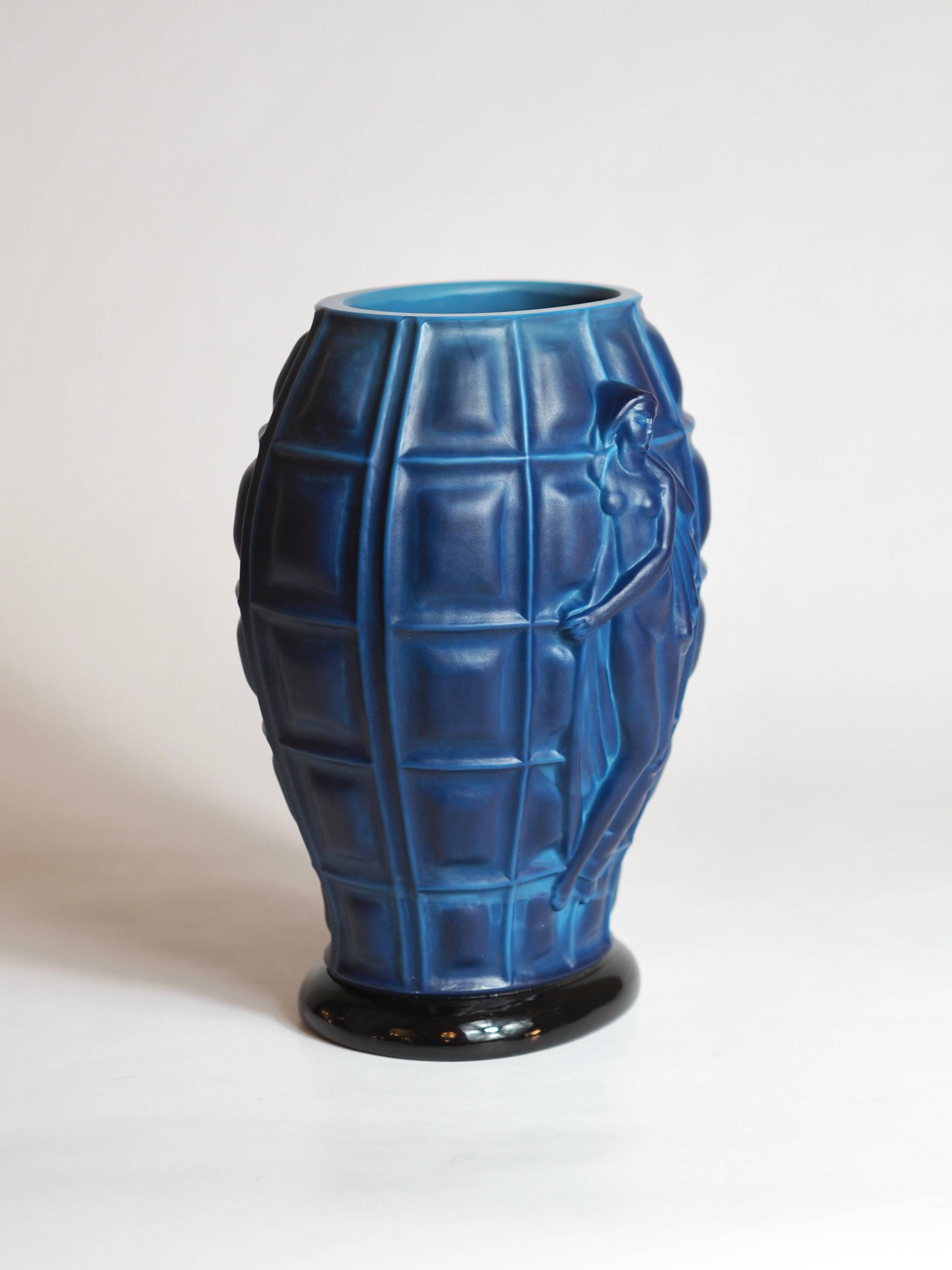Vase Art Déco "Ingrid" en verre opaque bleu lapis par Henry Schlevogt