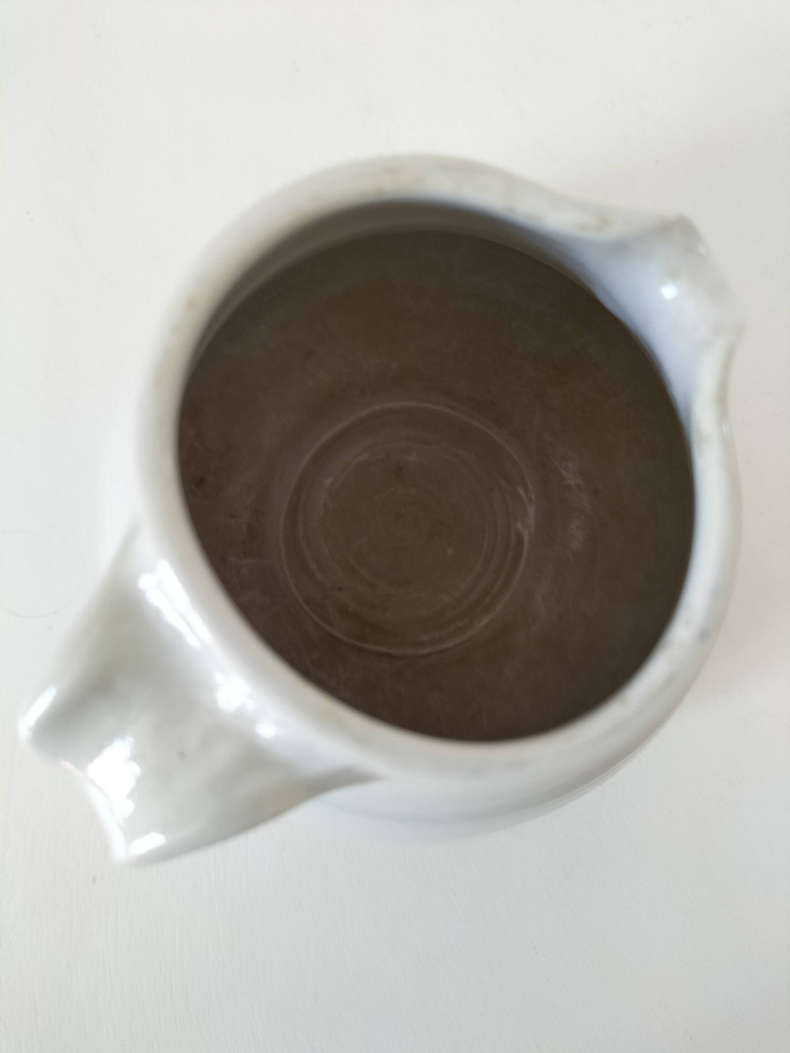Pichet en grès blanc tourné main – céramique artisanale signée