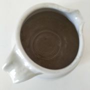 Pichet en grès blanc tourné main – céramique artisanale signée