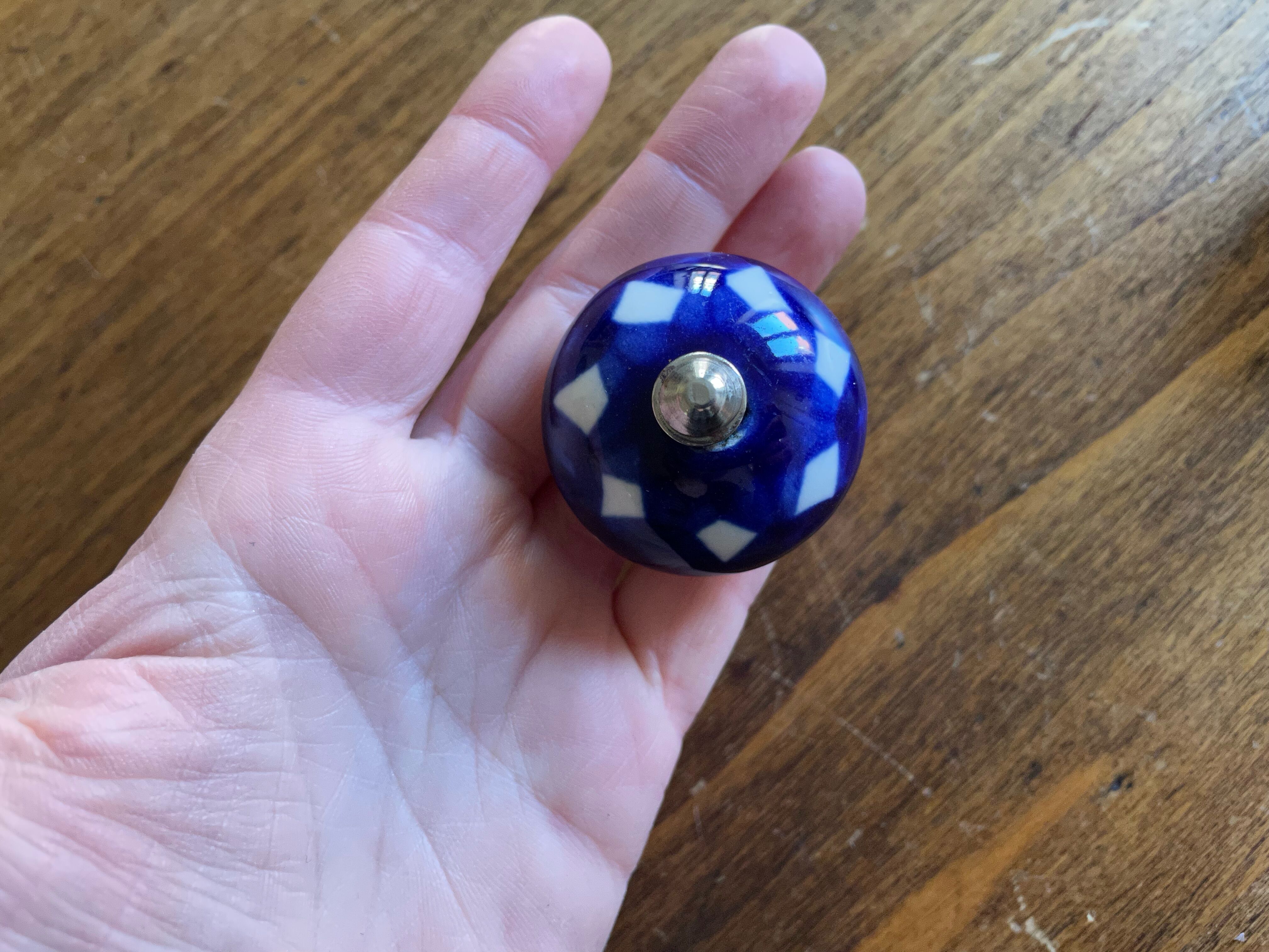 2 buttons, ceramic door handles, white blue