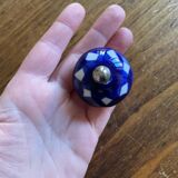 2 buttons, ceramic door handles, white blue