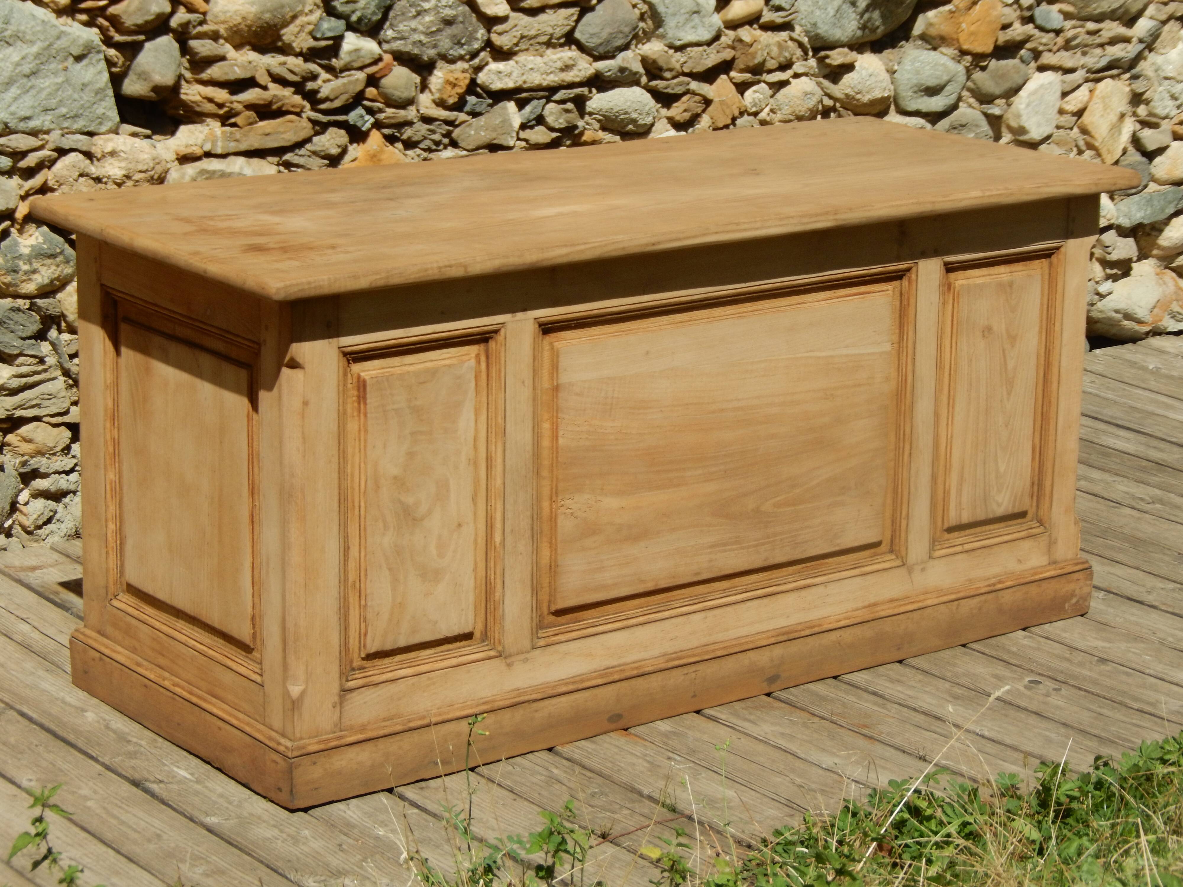 Exceptional commercial bank counter, professional furniture, kitchen island.