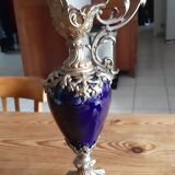 Paire d'aiguières en régule doré et verre bleu