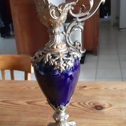 Paire d'aiguières en régule doré et verre bleu