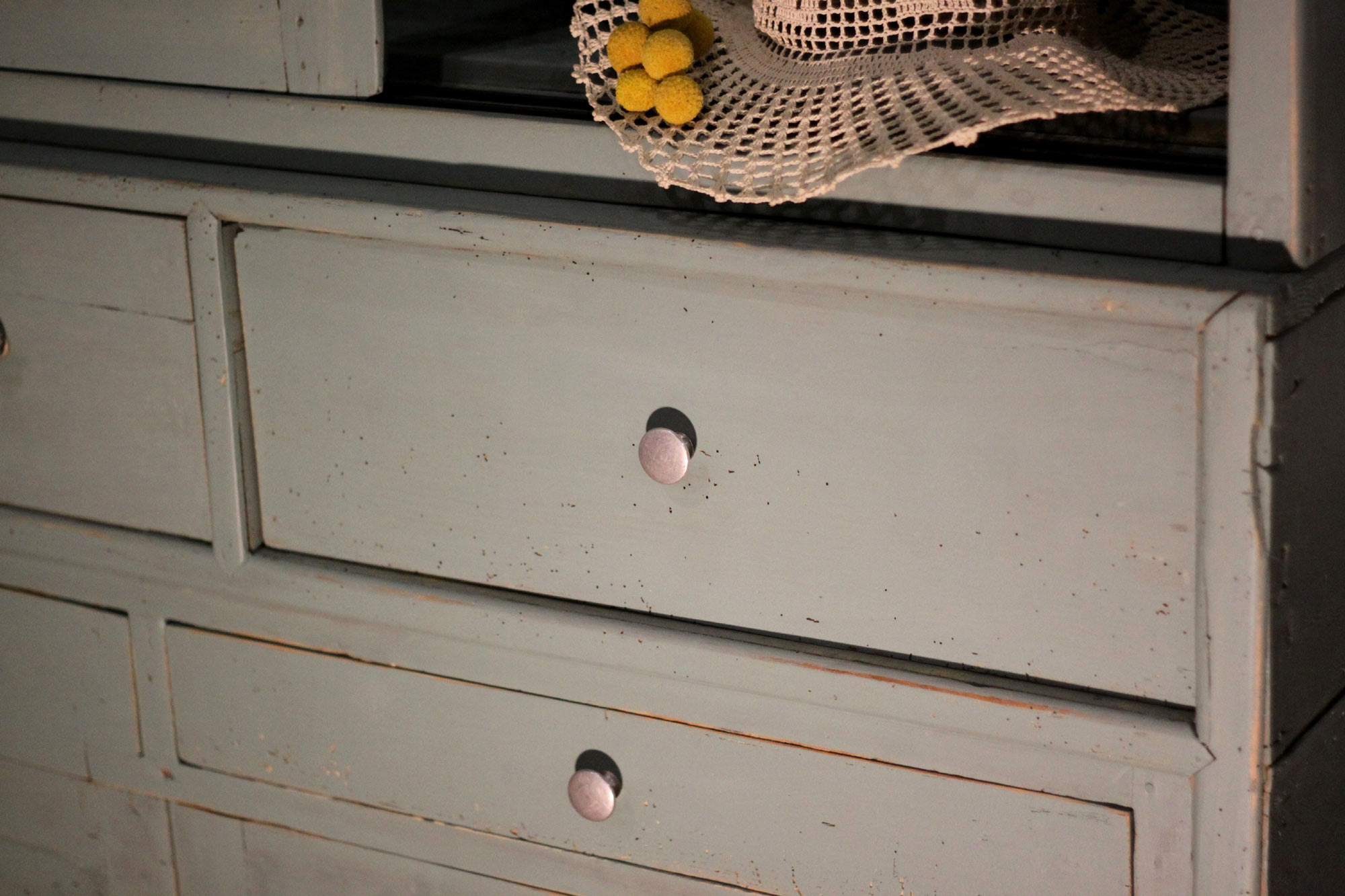 Furniture keeps eating - Craft - Vaisselier - Library