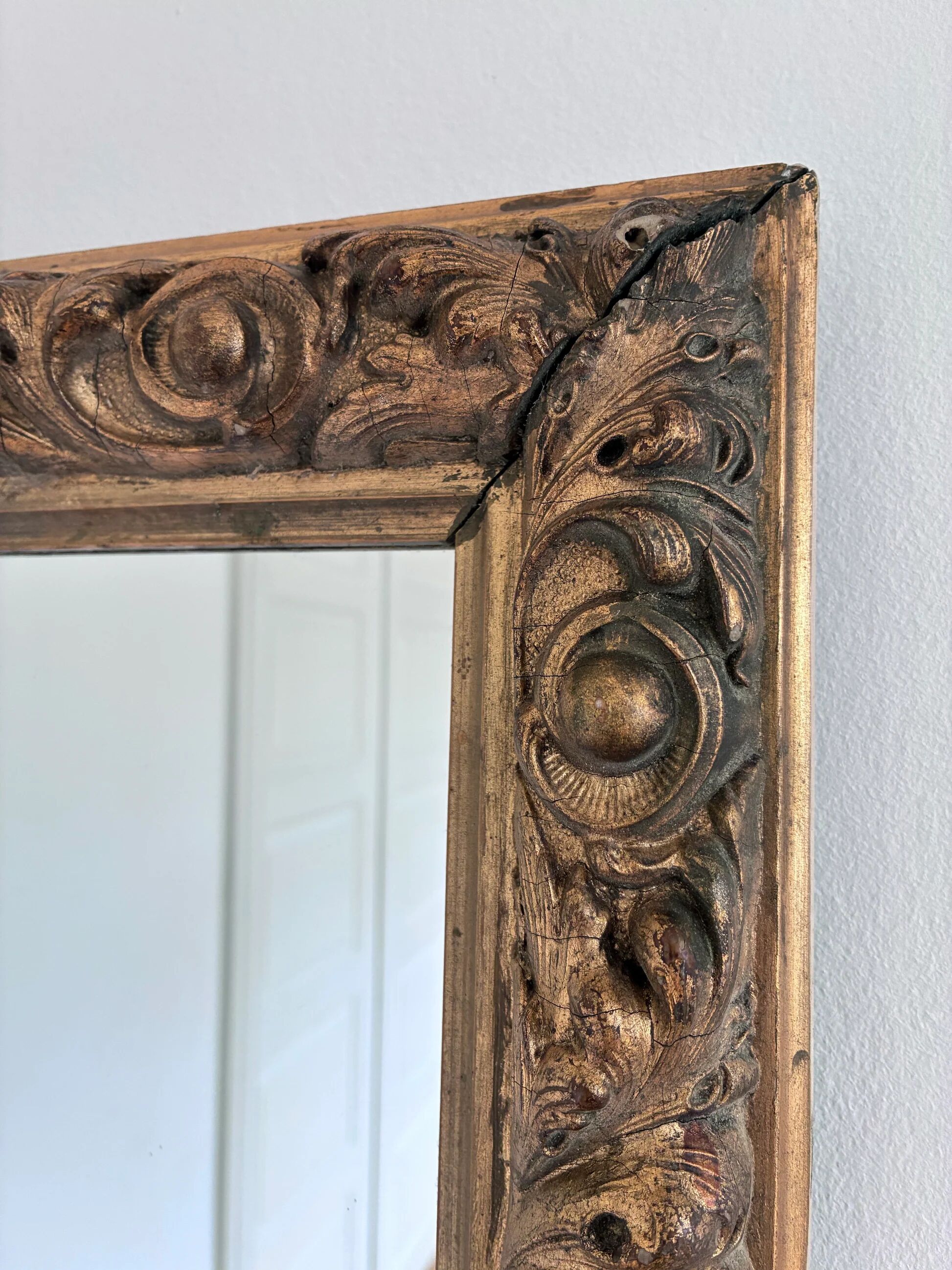 Miroir mural en bois doré antique français en or