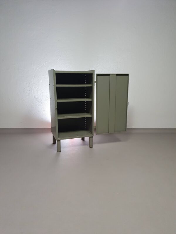 Casier en métal gris. Petit buffet industriel.