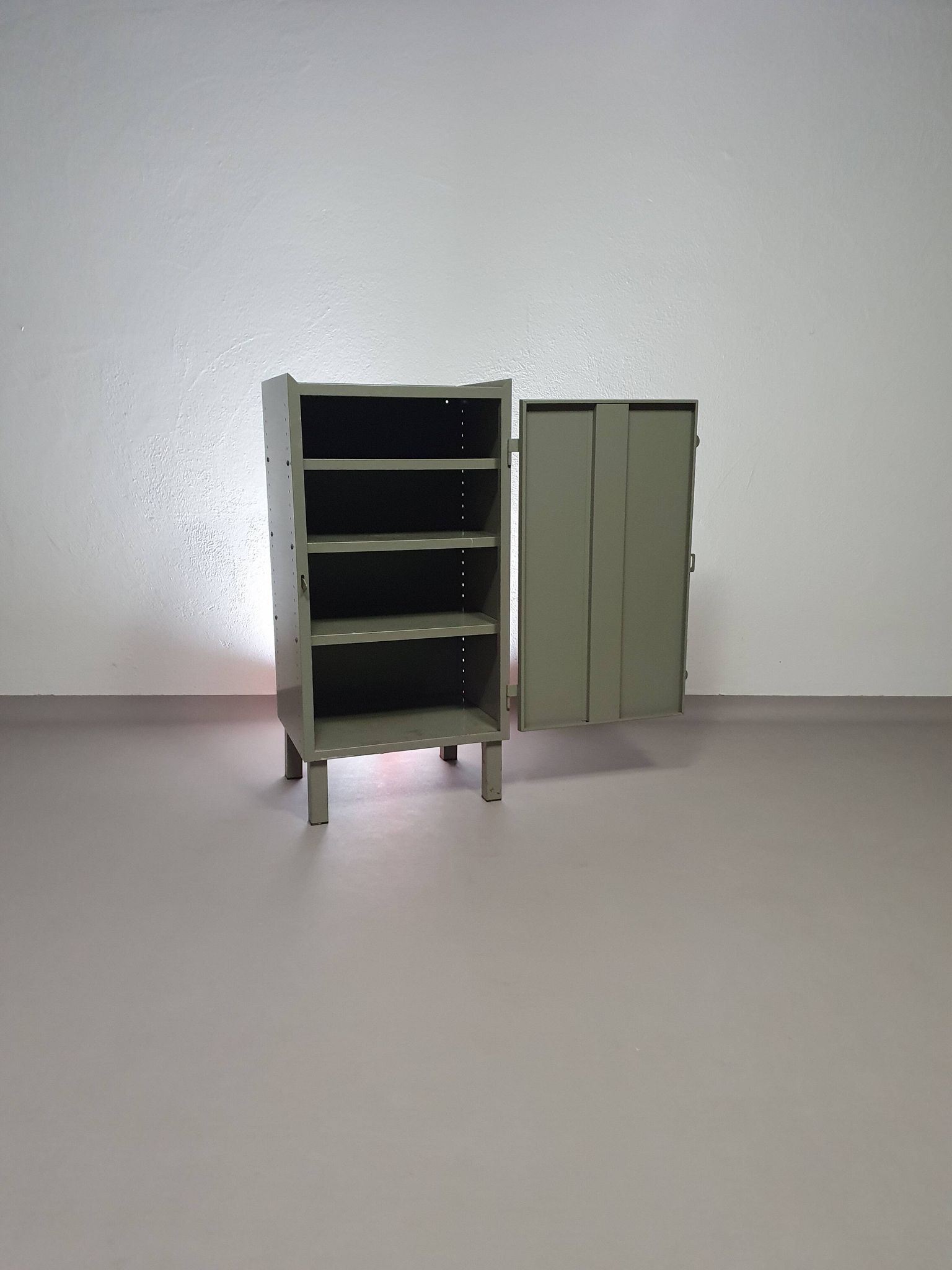 Casier en métal gris. Petit buffet industriel.