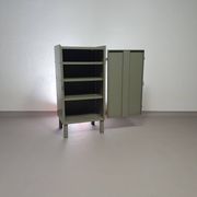 Casier en métal gris. Petit buffet industriel.