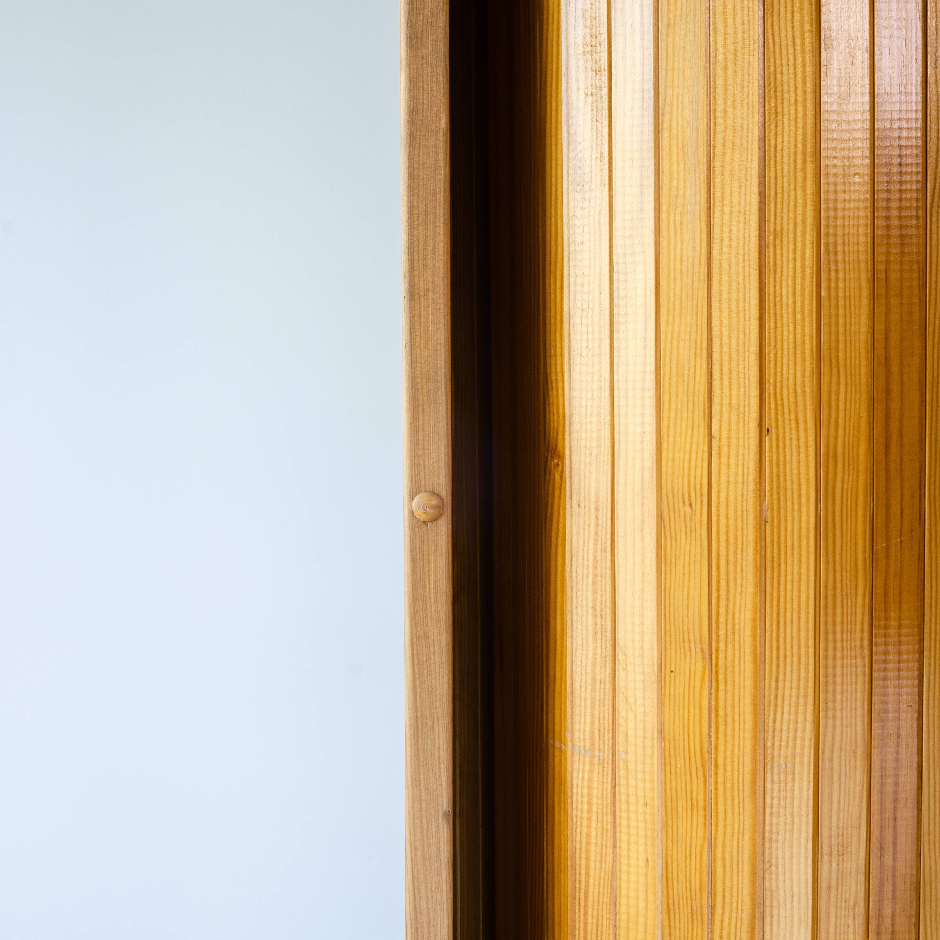 Screen in articulated slats in solid pitchpin wood - France - Circa 1980