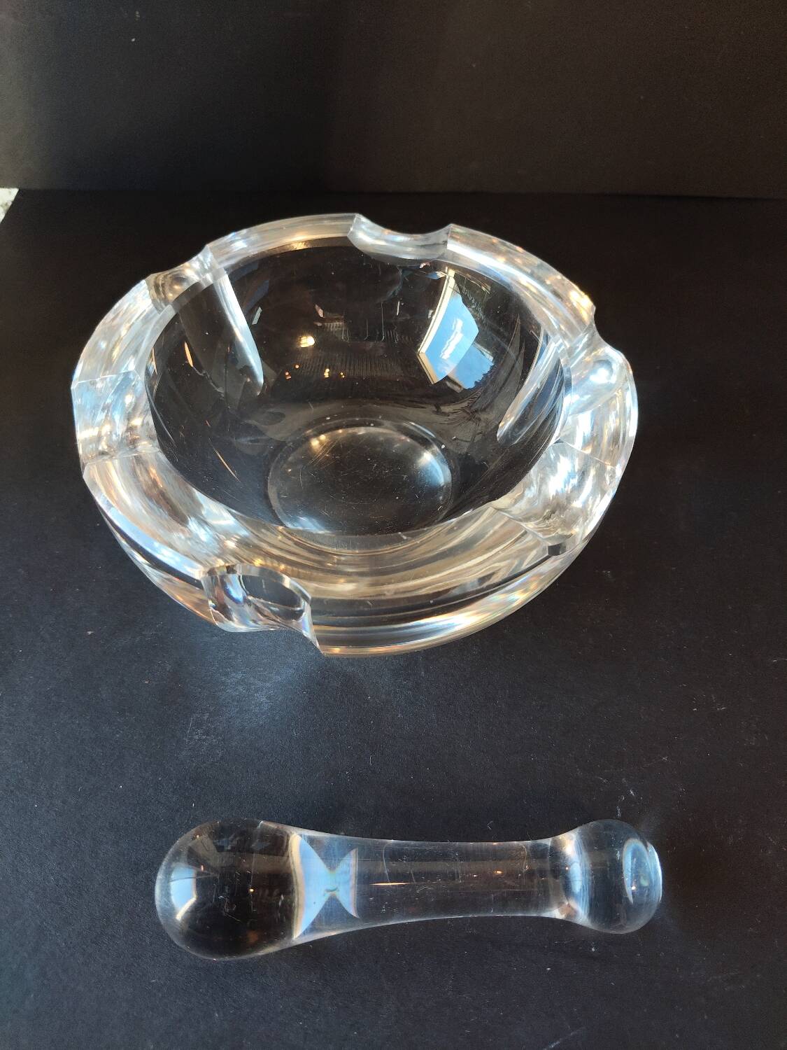 Cendrier moderniste en cristal signé Daum Nancy France avec pilon
