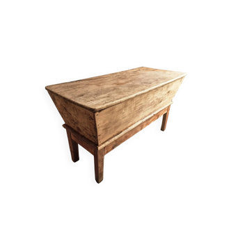 Ancien pétrin français – Coffre de rangement en bois de platane du XIXe siècle de la région de la Loire (150 × 84 × 66 cm)