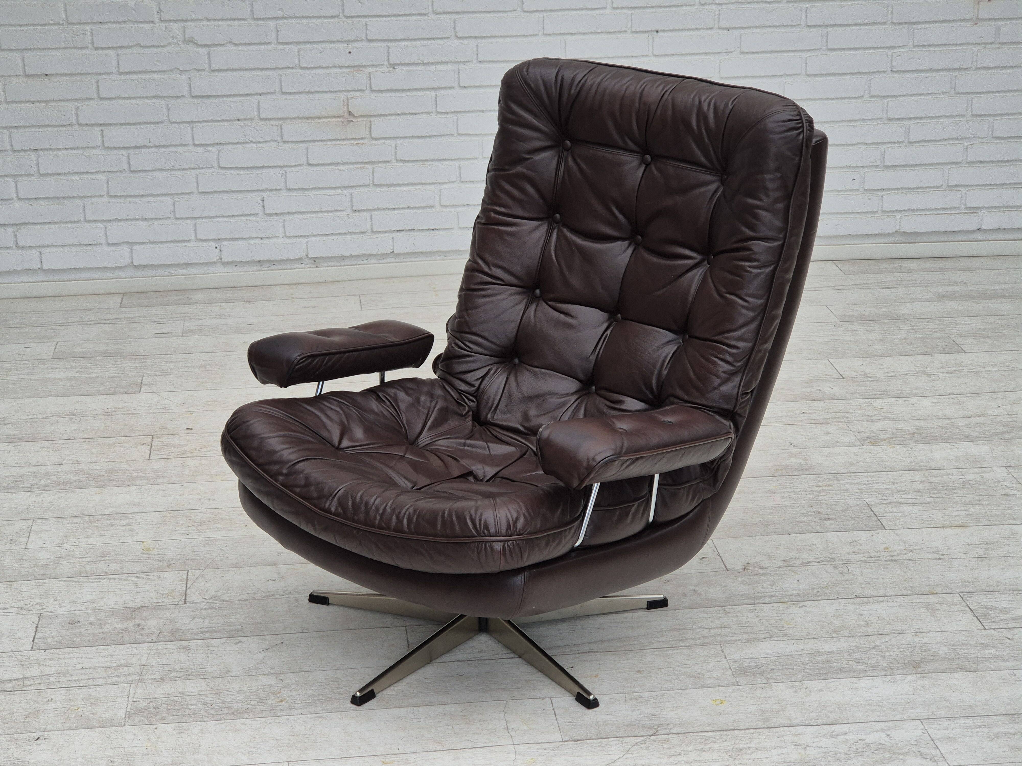 Chaise pivotante danoise des années 1970, état d'origine, cuir d'ameublement marron.