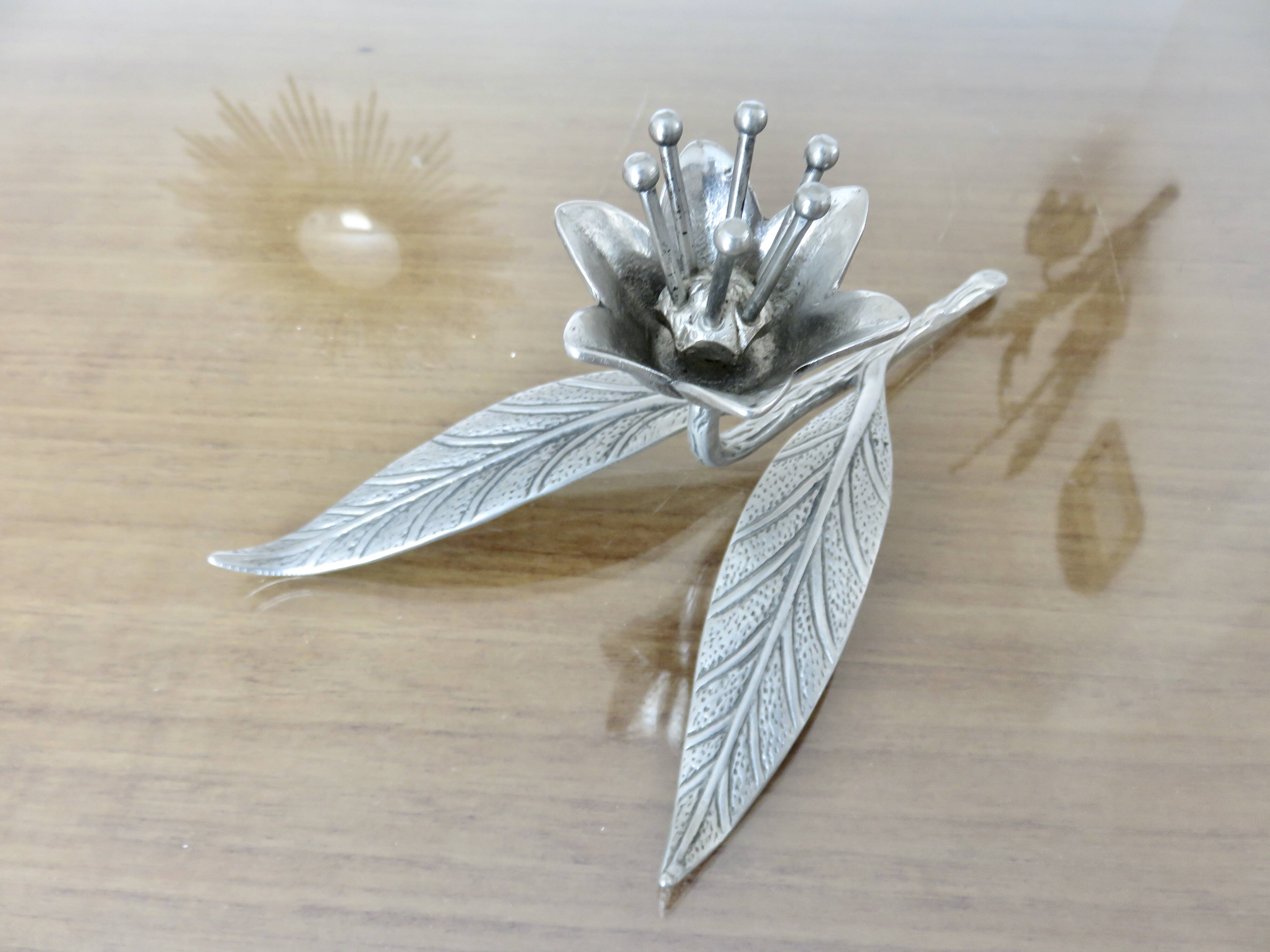 Flower ashtray in silver metal from the 60s and 70s