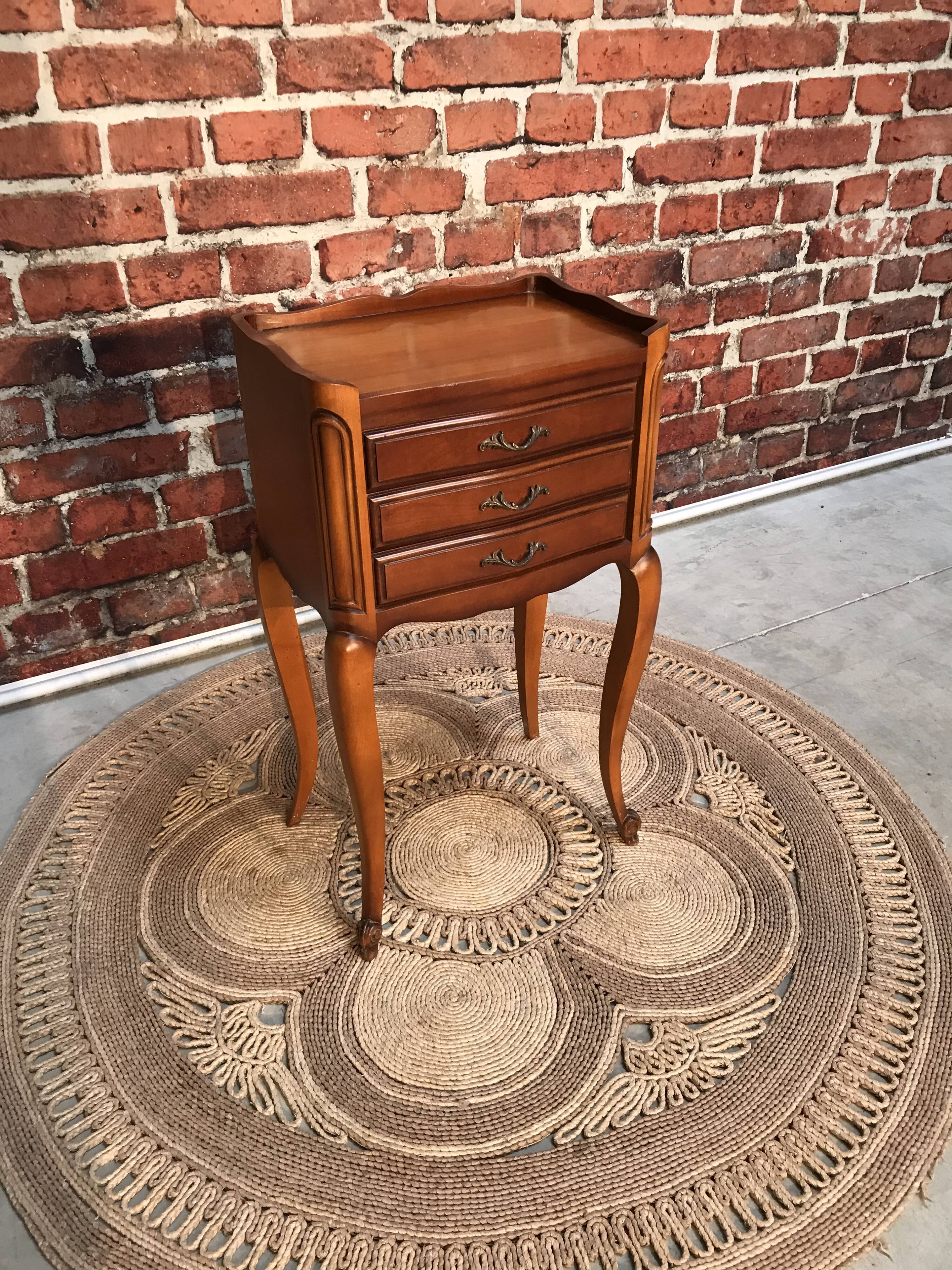Table de chevet à poignées dorées