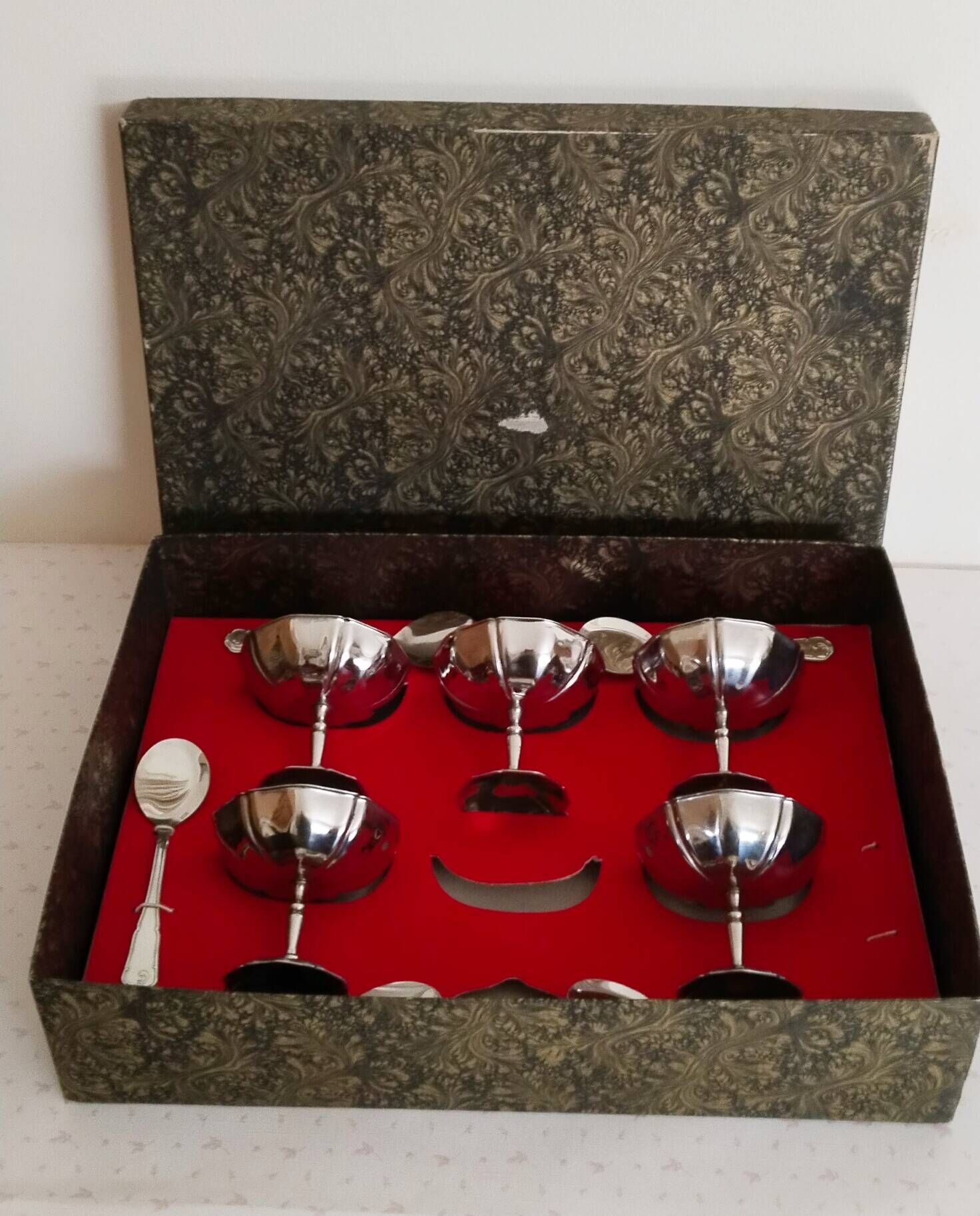 Ice cream or sorbet cups on foot, in 18/10 stainless steel