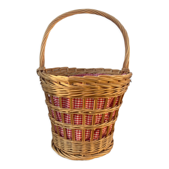 Panier en osier vintage tressé et vichy rouge