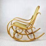 Chaise à bascule vintage en bois naturel attribuée à Michael Thonet