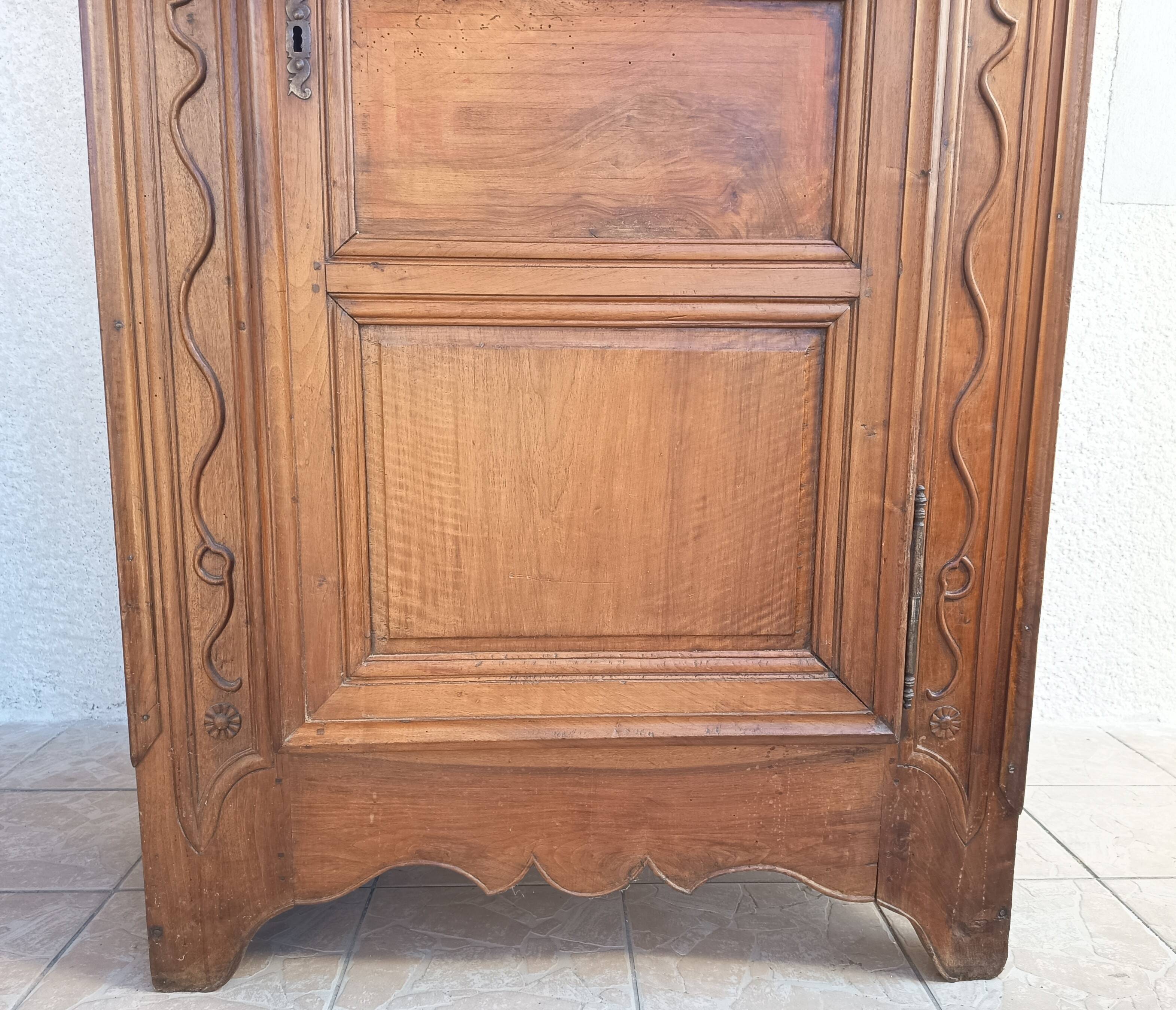 Louis XIV walnut bonnetière from the 18th century.
