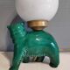 Lampe ours en céramique verte et globe opaline blanc