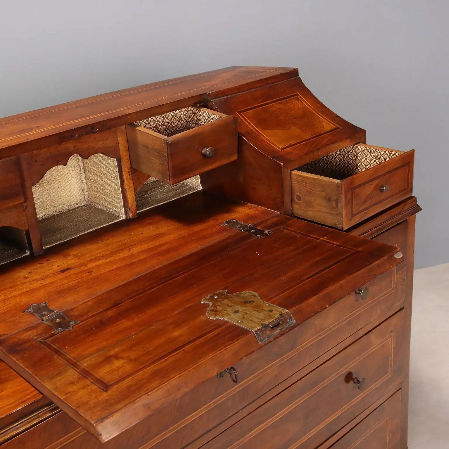 Antique drop-leaf cabinet in maple and bronze, 5 drawers, Italy, 19th century.