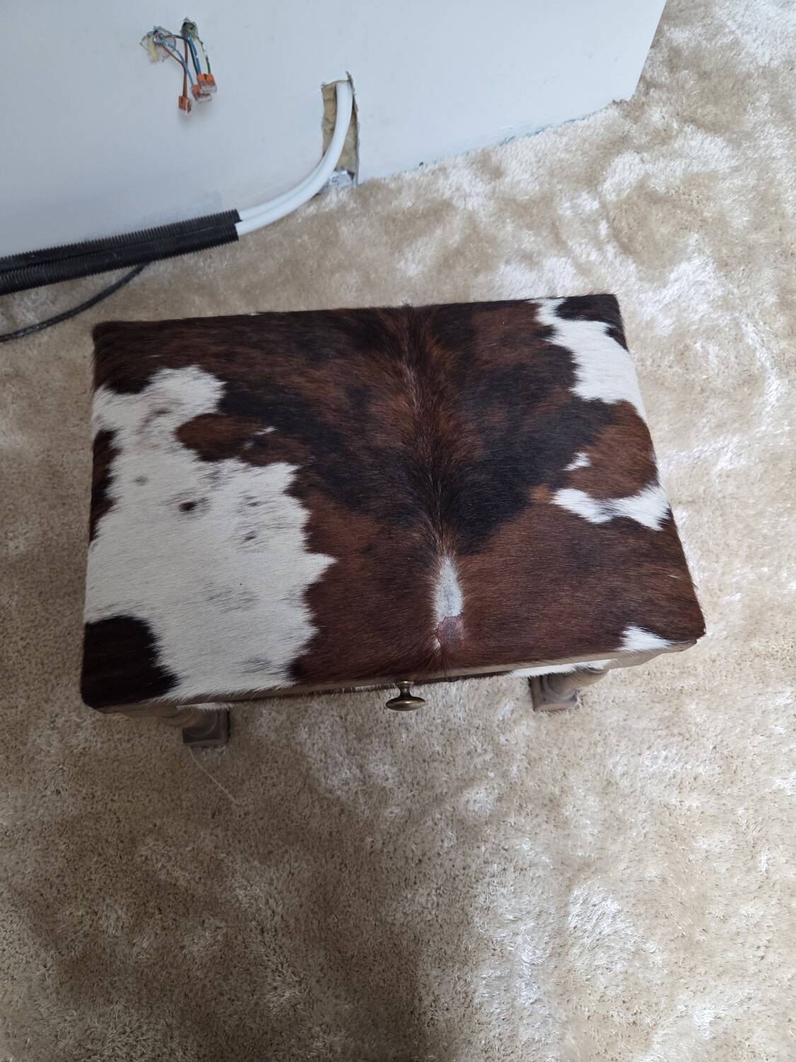 Tabouret coffre vintage en bois et peau de vache