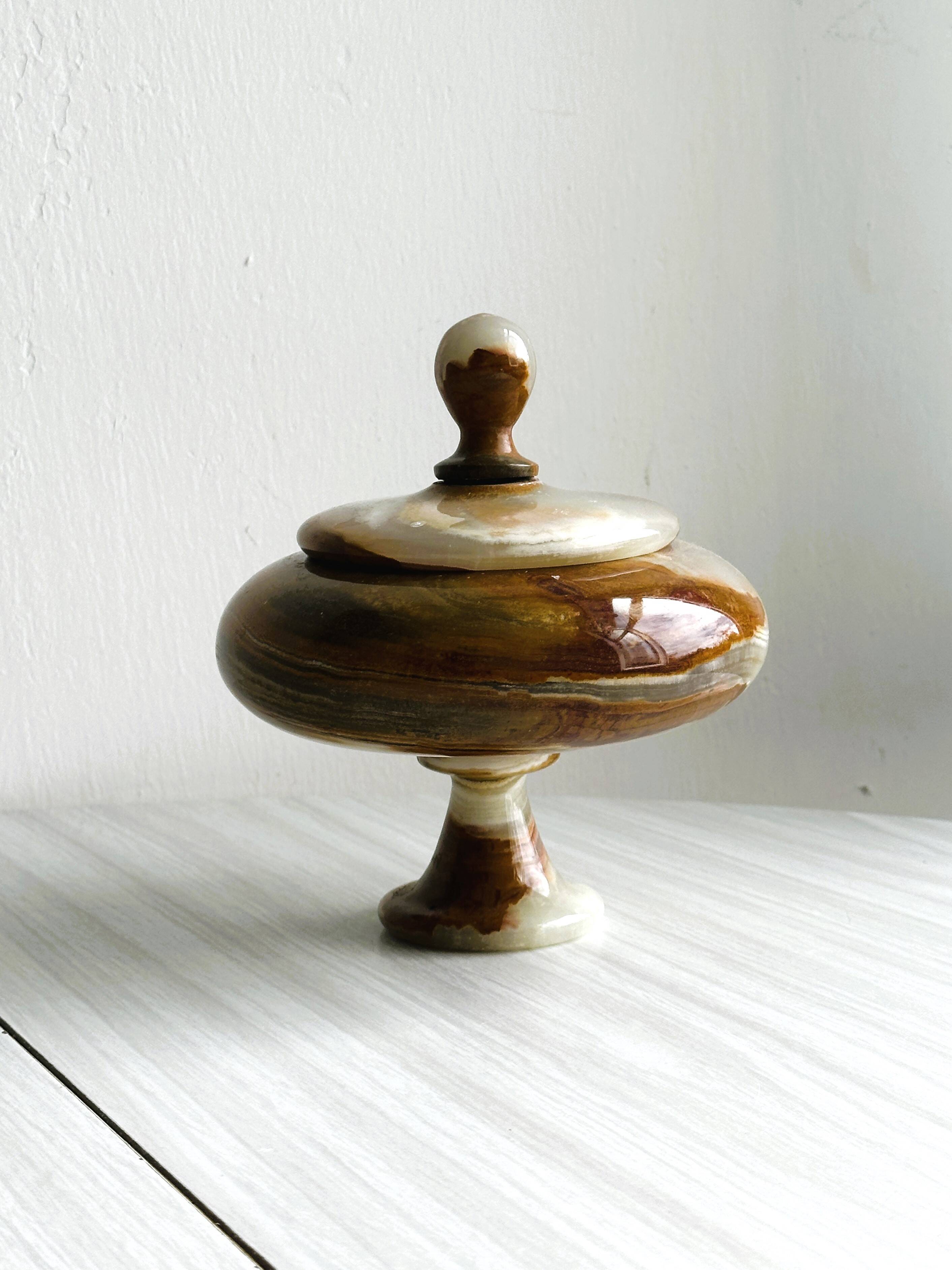 Marbled onyx box with lid - empty pocket bowl on marble base.