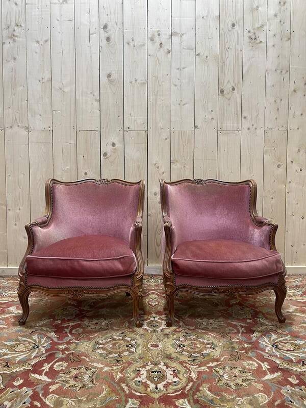 Paire de fauteuils - bergères de style Louis XV en velours rose