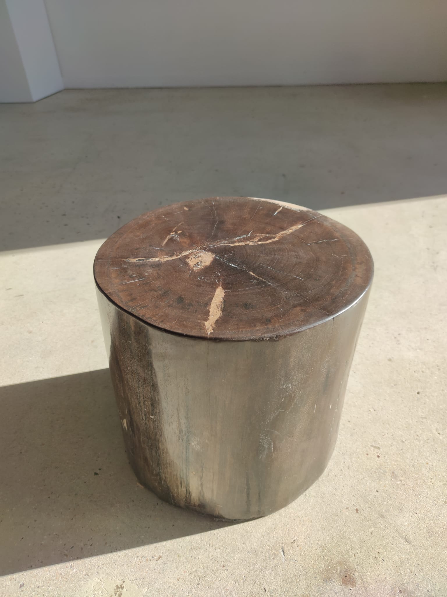 Table d'appoint en bois pétrifié couleur marron glacé - H:34cm D:35cm