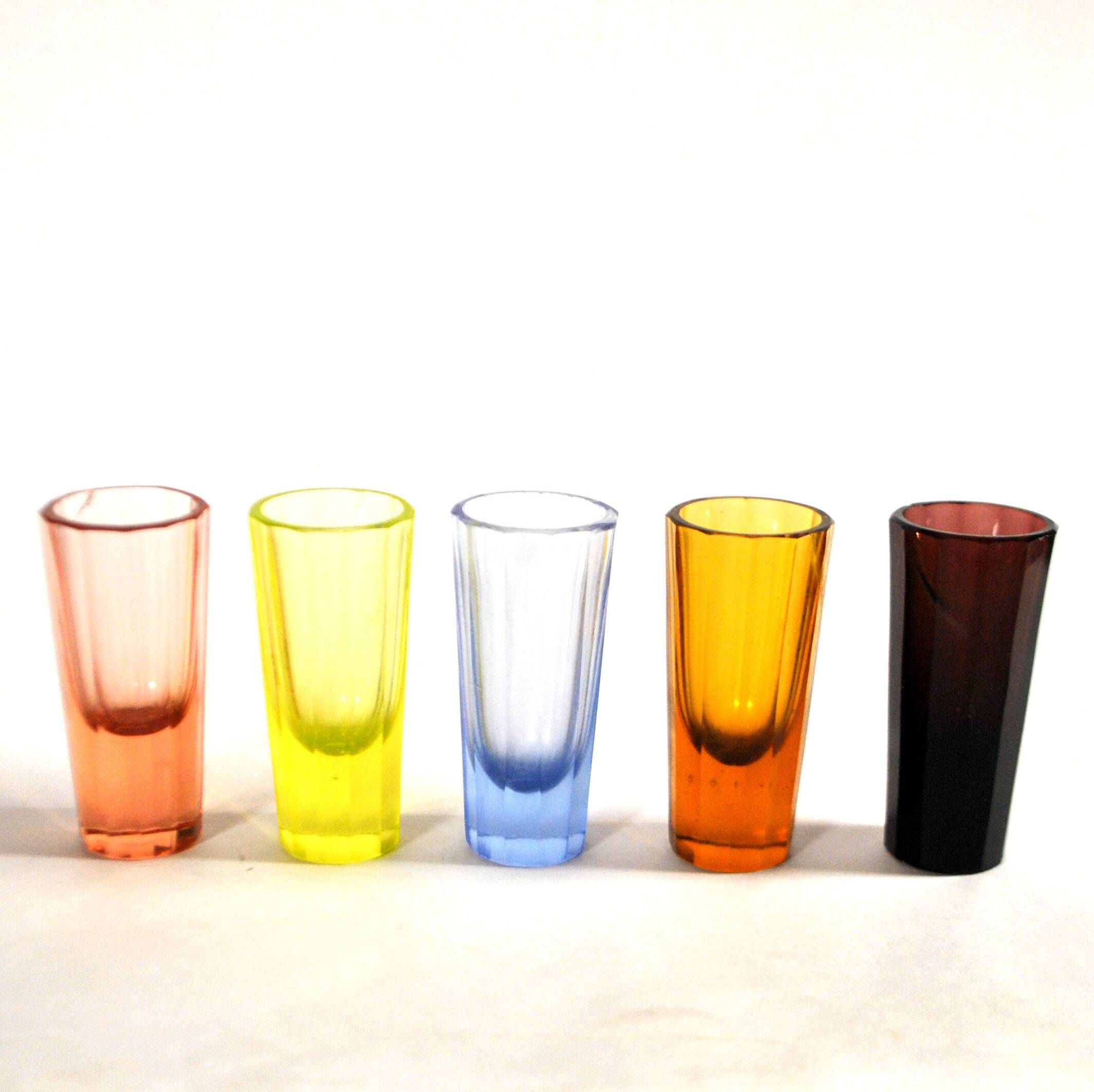 Set of 5 Art Deco 1920s shooter glasses in coloured and uranium glass - ouraline.