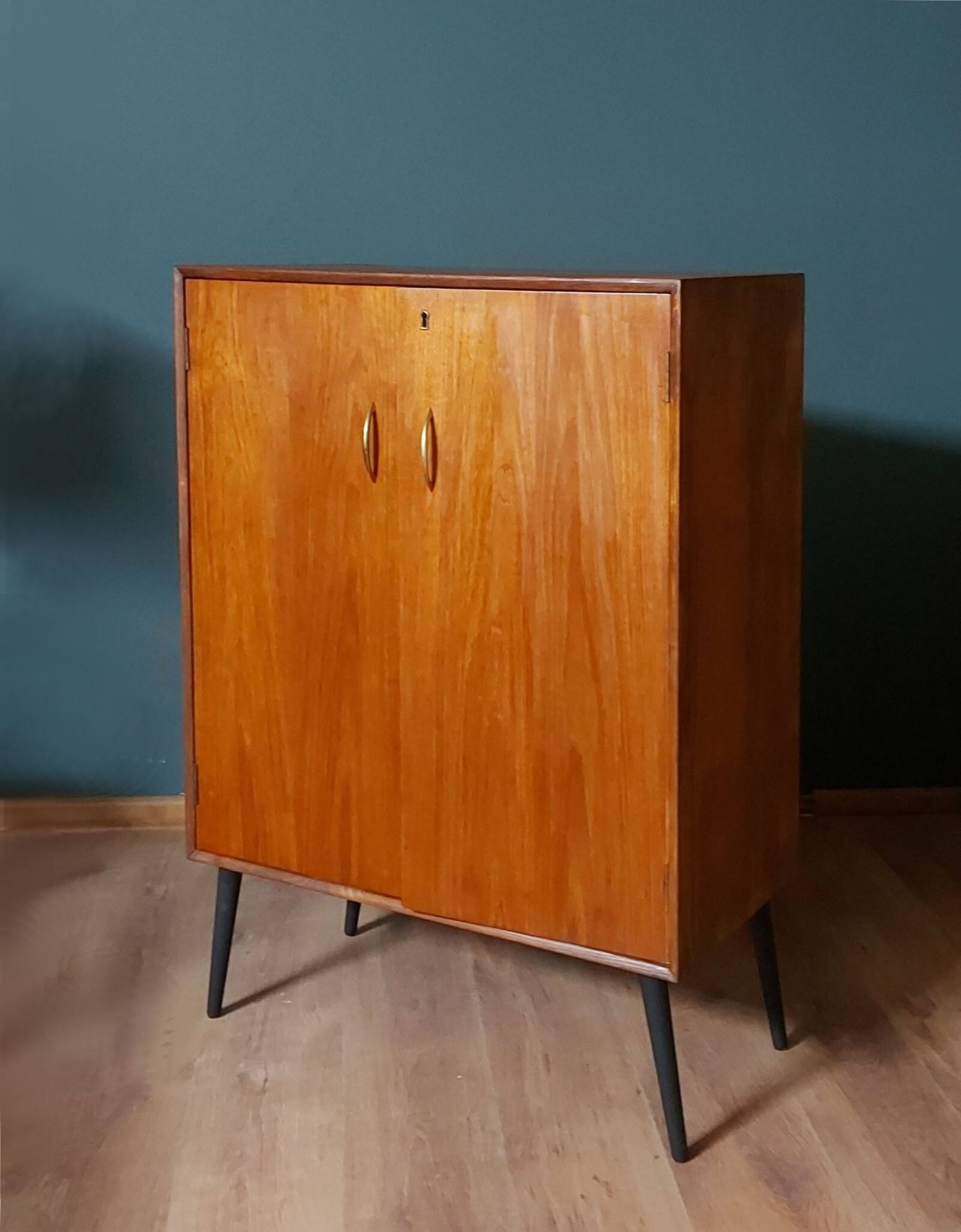 Meuble sur pieds inclinés, Suède, années 1960