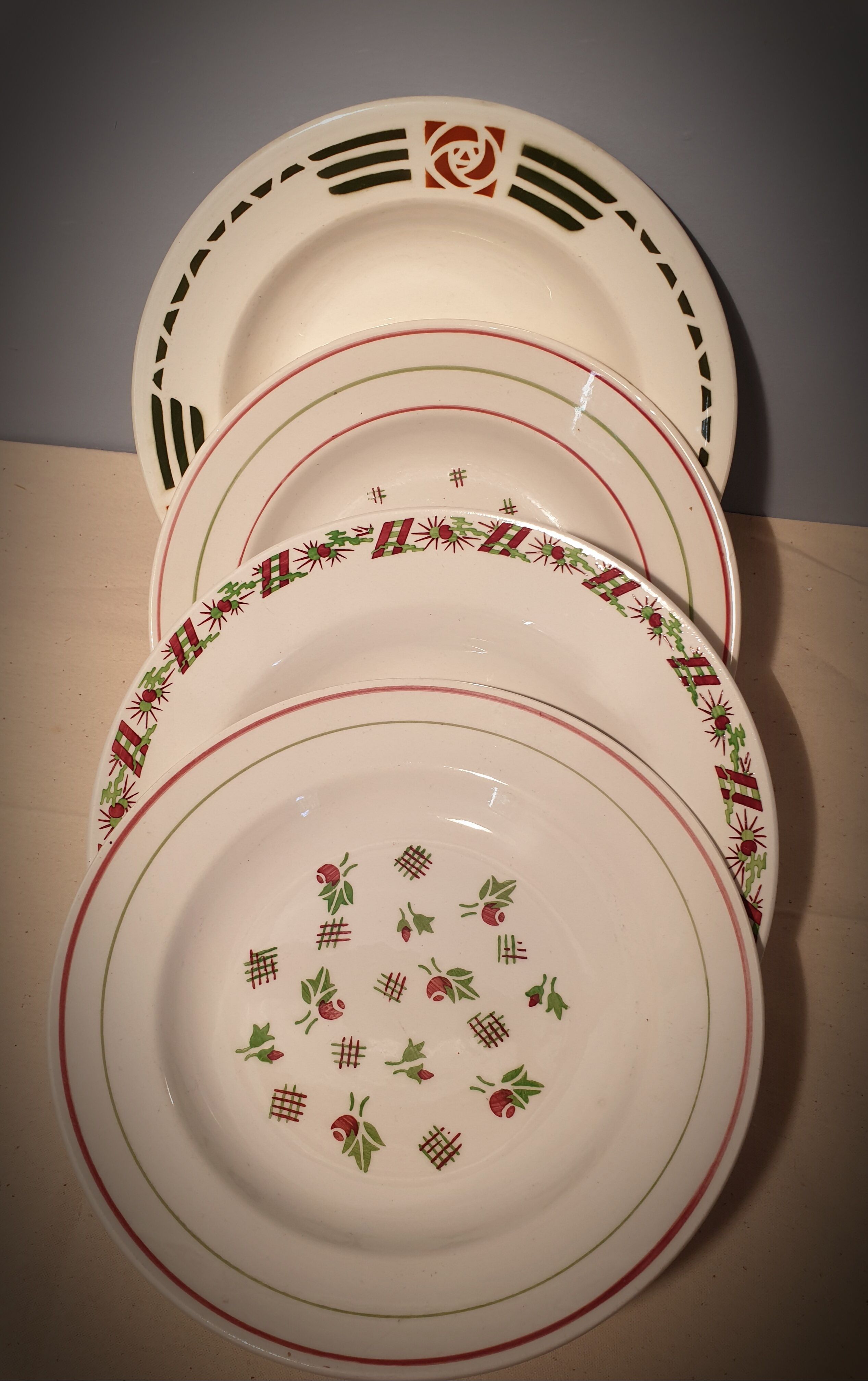 Set of 4 hollow plates in shades of red and green