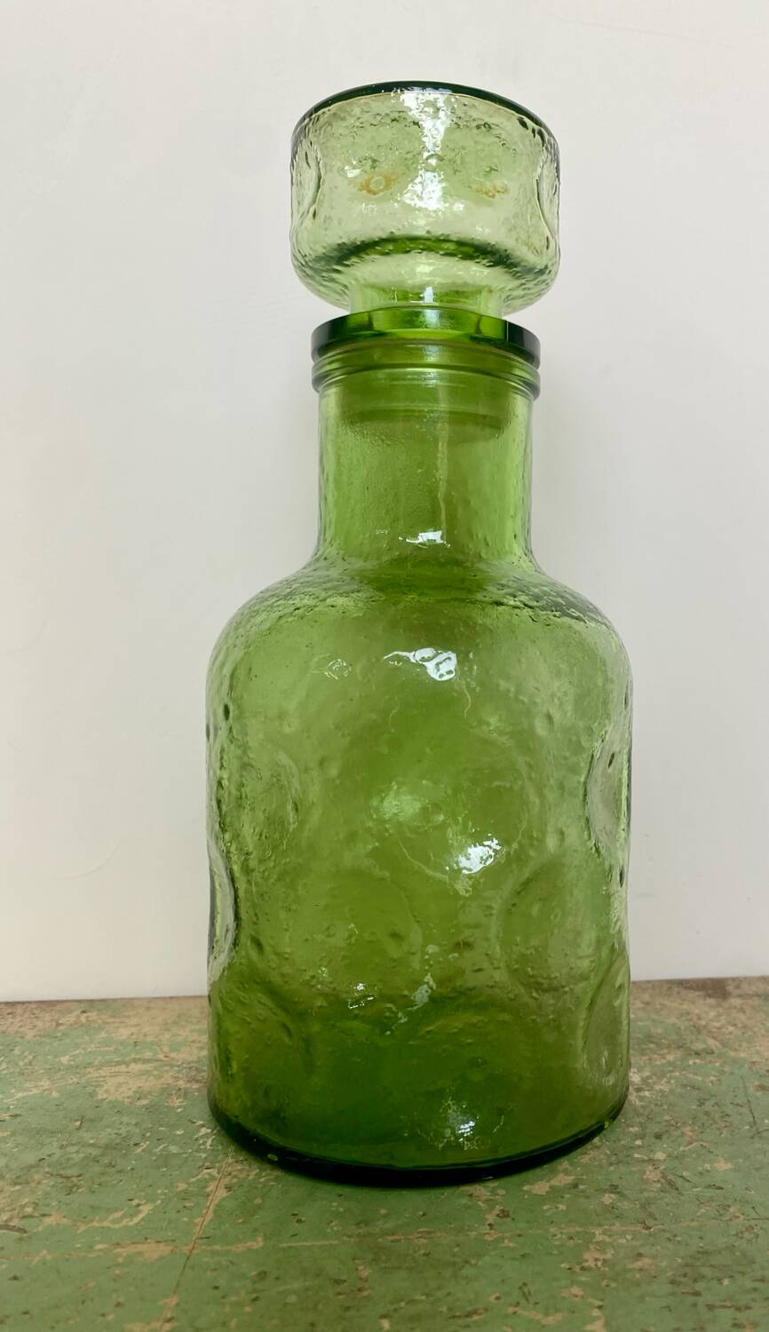 Lot de trois carafes en verre depoli