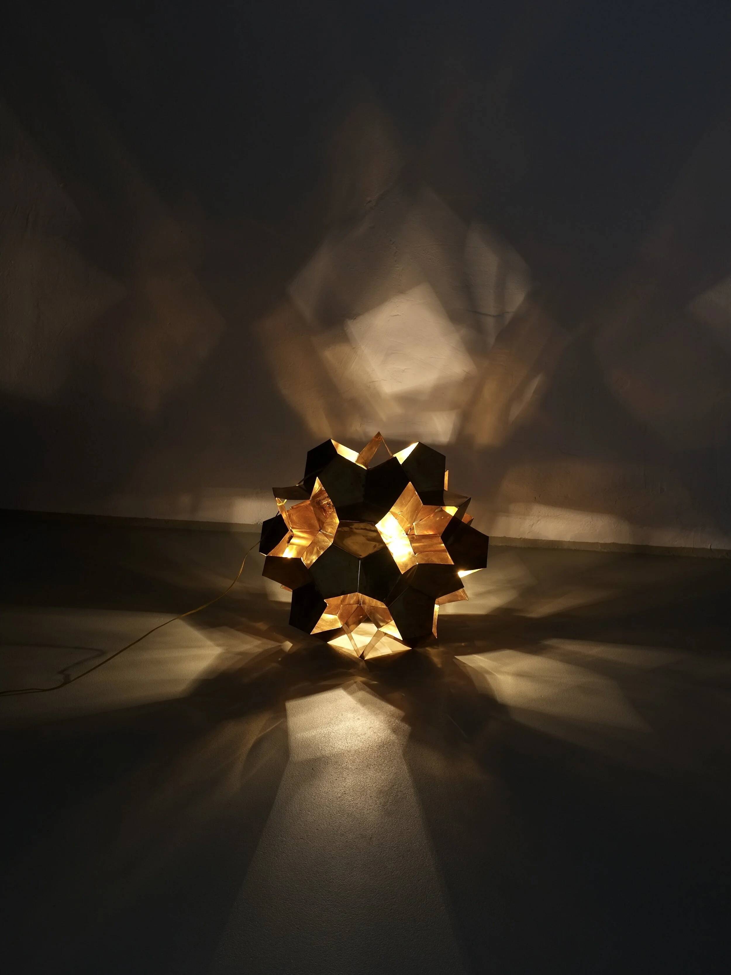 Lustre origami brutaliste en laiton, Lettonie années 1970