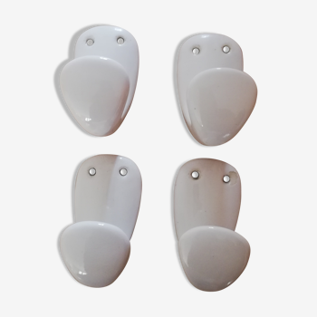 Enamelled porcelain hooks